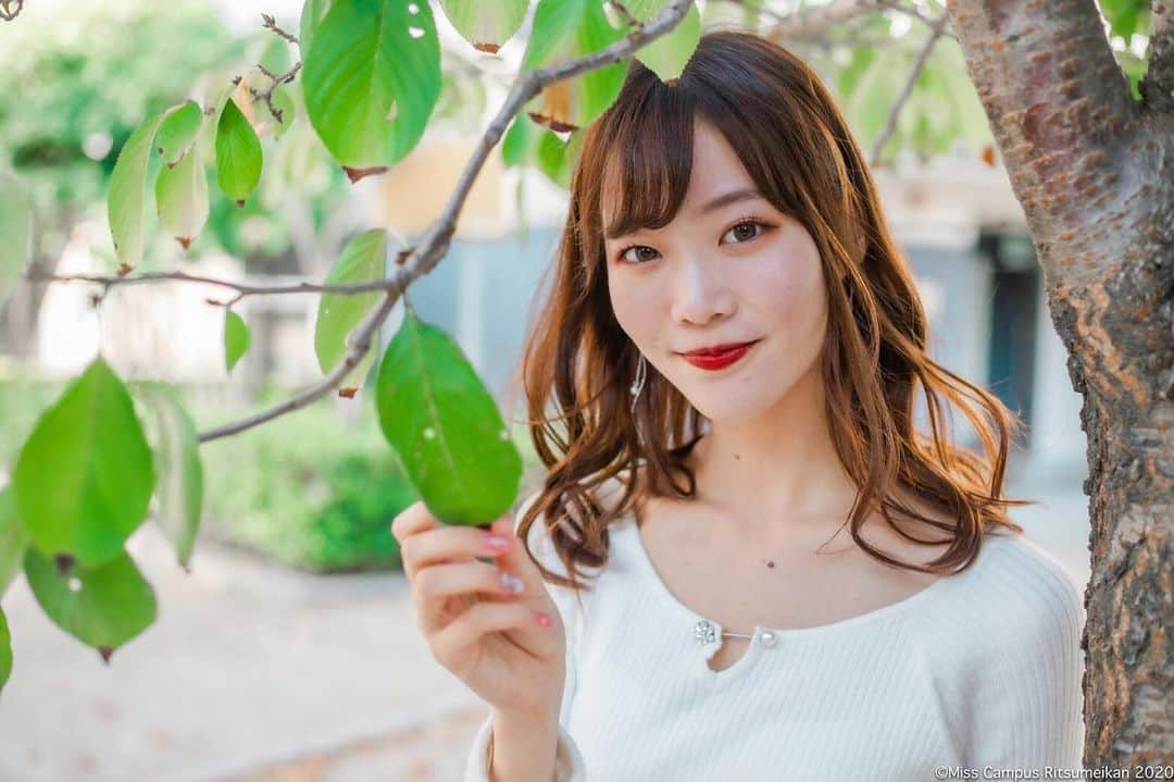 齋藤佳穂のインスタグラム：「🌿ファイナルイベント🌿 「新しい私、最初のステージ」  12月20日(日) 14時〜 17LIVE、YouTubeにて配信 アカウント名 《ミスキャンパス立命館2020》🌈  登録してお待ちください♡  #ミスキャン #ミスコン #被写体 #被写体モデル #カメラ好きな人と繋がりたい #公園 #公園コーデ #公園フォト」