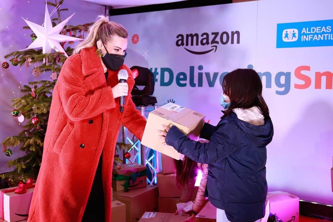 エドゥルネのインスタグラム：「Qué feliz me ha hecho poder colaborar con @aldeasinfantiles_es y @amazonespana repartiendo sonrisas (siiiii y algunos regalitos😜😜😜) a un montón de niños y niñas. En un año tan complicado para todos, ha sido muy emocionante poder compartir un rato con ellos y trasmitirles la ilusión por la Navidad ⛄️⛄️ ¡Y cantarles mi villancico! Ya sabéis que me encantan estas fechas... ¿Vosotros/as qué planes tenéis? #DeliveringSmiles #publi」