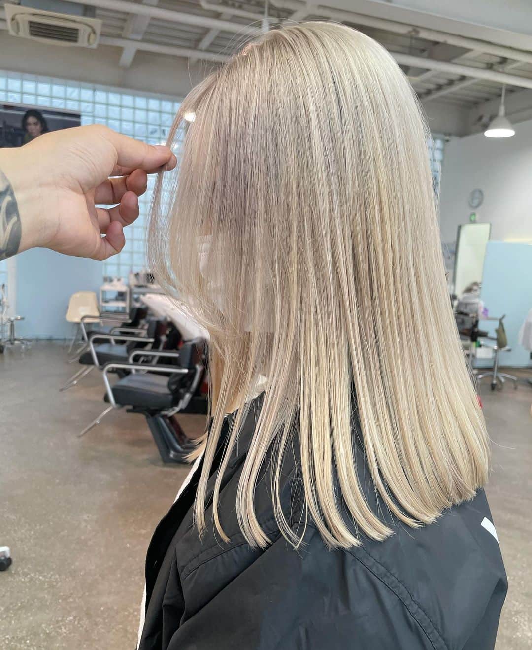 神能裕貴さんのインスタグラム写真 - (神能裕貴Instagram)「🌫 White blonde 🌫 ◉根元から思いっきりブロンドでクールな印象へ. ◉顔が明るく見え、肌が綺麗に見える！ ◉自信と魅力のある女性.  以上の効果が期待できます💫  #effortlesscut#balayage#highlight#shadowroot#ombre #オンブレ#オンブレカラー#ハイライト#バレイライト#バレイヤージュ#海外ヘアー#リアル海外ヘアー#ラフカット#エフォートレスカット#ラフで適当がカッコいい#ラフで色気のあるヘアー#キャメルブラウン#SHIMA#色気#セクシー#sexy#ラフ#クール#髪型ではなく色気を買う時代」12月13日 21時44分 - kannohair