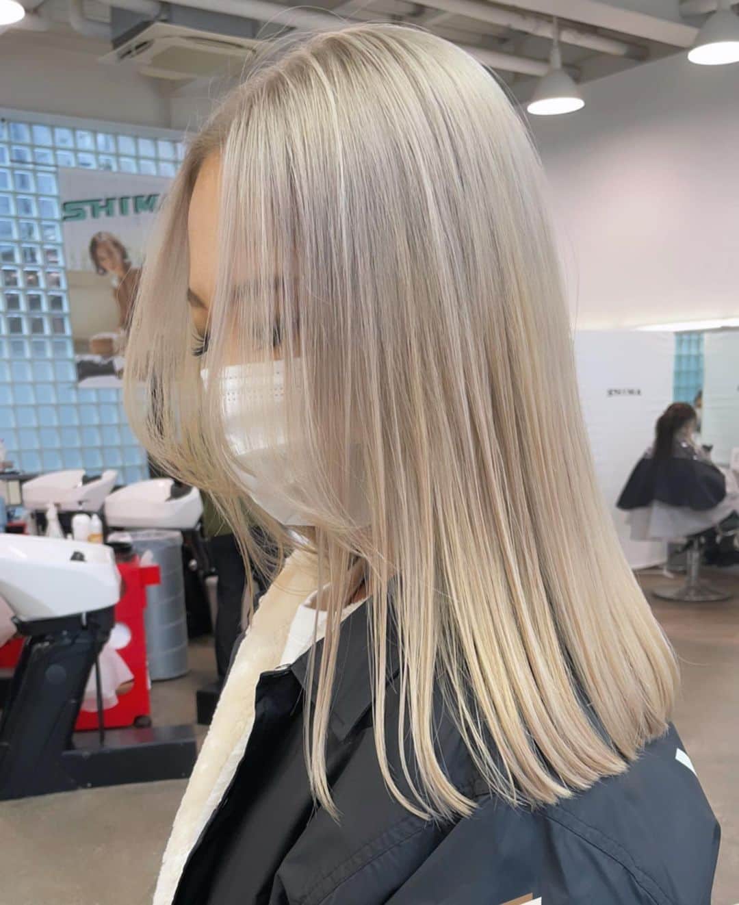 神能裕貴のインスタグラム：「🌫 White blonde 🌫 ◉根元から思いっきりブロンドでクールな印象へ. ◉顔が明るく見え、肌が綺麗に見える！ ◉自信と魅力のある女性.  以上の効果が期待できます💫  #effortlesscut#balayage#highlight#shadowroot#ombre #オンブレ#オンブレカラー#ハイライト#バレイライト#バレイヤージュ#海外ヘアー#リアル海外ヘアー#ラフカット#エフォートレスカット#ラフで適当がカッコいい#ラフで色気のあるヘアー#キャメルブラウン#SHIMA#色気#セクシー#sexy#ラフ#クール#髪型ではなく色気を買う時代」