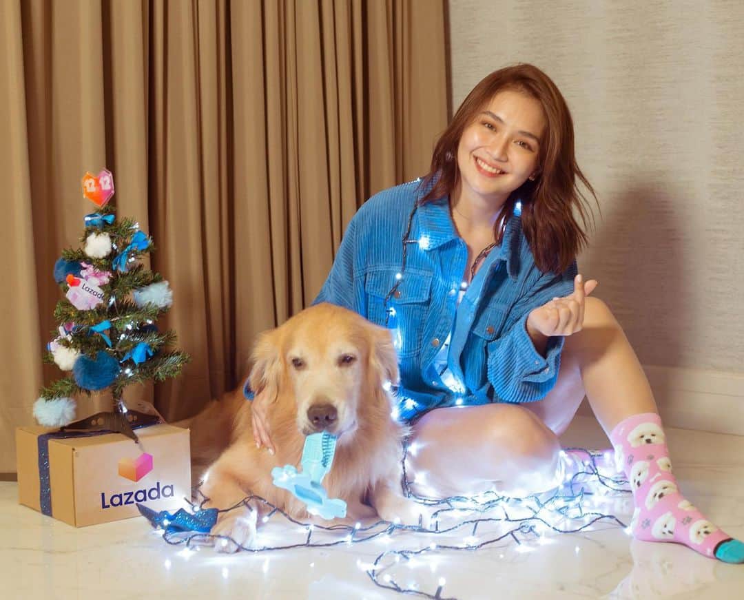Kathryn Bernardoさんのインスタグラム写真 - (Kathryn BernardoInstagram)「Thanks to my buddy, a day never goes by without a smile on my face! And since it’s @lazadaph's 12.12 Grand Christmas Sale, it's my turn to spoil him and shop for his treats. 🥰  Still looking for the perfect presents for your loved ones? Don't miss out on #Lazada1212's amazing discounts—happening today until December 14 only, with free shipping vouchers!   #LazadaGrandChristmasSale」12月13日 21時45分 - bernardokath