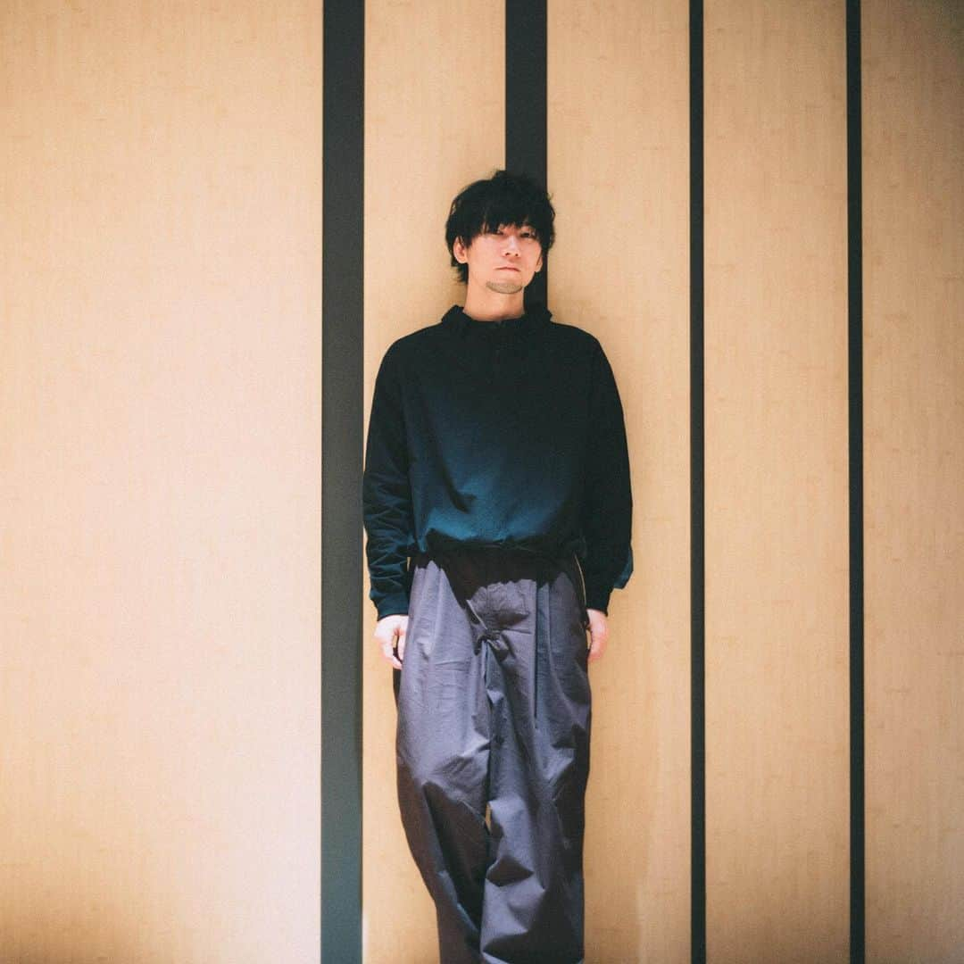 北嶋徹さんのインスタグラム写真 - (北嶋徹Instagram)「⠀﻿ ﻿ TK × suzuki takayuki 第4弾として 「reframed wide pants」を作って頂きました。﻿ ﻿ 今回のビルボードツアーでも衣装として履かせて頂いています。生地は柔らかいのですが、﻿張り感のある上質なコットンでカジュアルにもフォーマルにも履けるパンツです。﻿ウエスト(ウェスト？)はゴムと紐だけで履くこともできますし、僕はウェスト(ウエスト？)が細めなので 紐だけだと下がってしまうので、﻿ベルトループを付けて貰いました。﻿フロントにはファスナーを付けて頂いて、﻿ ポケットにもダークな色合いに対してアクセントになるようにパイピングを入れてもらいました。 なかなかメンズの方には馴染みのないワイドパンツですが、僕でも履けるので大丈夫🙆‍♂️﻿  膨らみすぎないようにタックの分量も調整したのでどなたでも着こなして頂けるまさにワイドなパンツ。 ちゃんMARIもさすがの着こなしです👏それから素材も縫製も同じクオリティを保ったまま、より多くの方に手に取って頂けるように今回かなり価格を下げて頂いたので是非これを機にワイドパンツァーの渦へ🌪﻿ コラボレーション嬉しい、楽しい……大好き🥺﻿ ﻿ TK × suzuki takayuki  vol.4﻿ ﻿ reframed wide pants﻿ color : dark brown / black﻿ size : free (unisex)﻿ price : ¥23,650﻿ 受注期間 : ～12/25 18:00﻿ ﻿ https://esseism.com/tk-x-suzuki-takayuki-4/」12月13日 21時46分 - tk_snsfakeshow