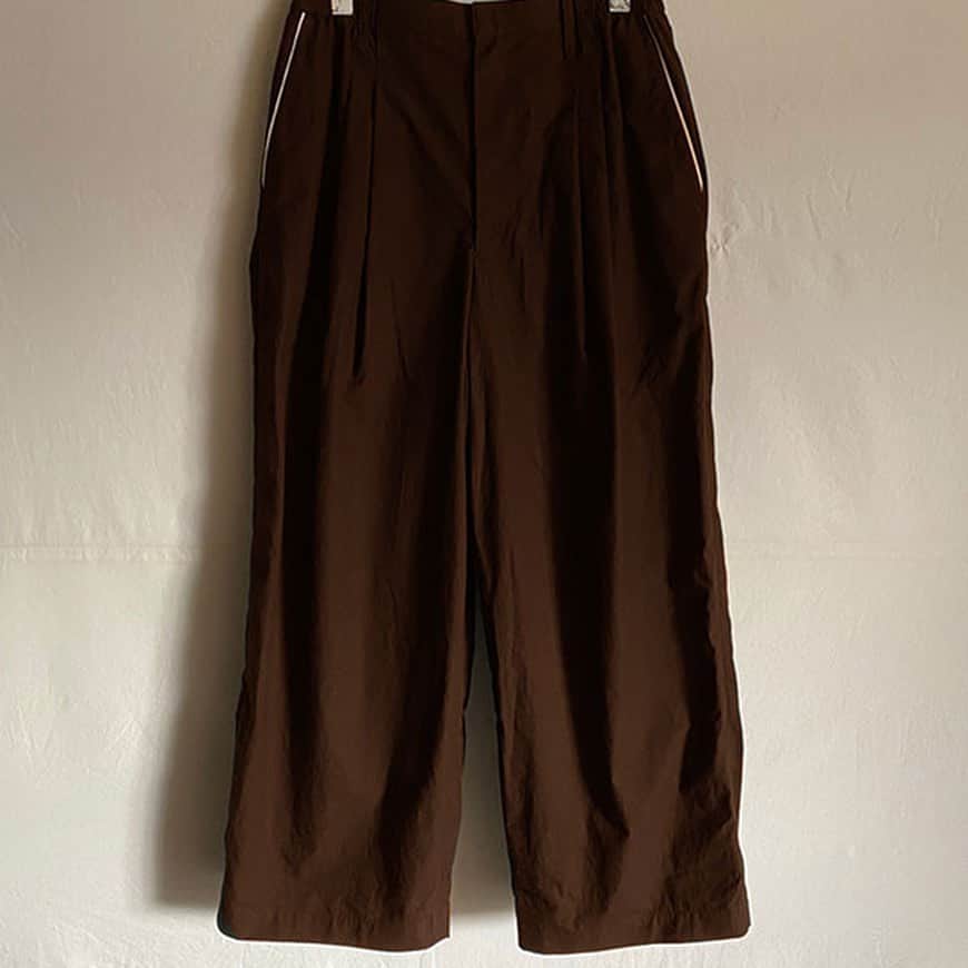 北嶋徹さんのインスタグラム写真 - (北嶋徹Instagram)「⠀﻿ ﻿ TK × suzuki takayuki 第4弾として 「reframed wide pants」を作って頂きました。﻿ ﻿ 今回のビルボードツアーでも衣装として履かせて頂いています。生地は柔らかいのですが、﻿張り感のある上質なコットンでカジュアルにもフォーマルにも履けるパンツです。﻿ウエスト(ウェスト？)はゴムと紐だけで履くこともできますし、僕はウェスト(ウエスト？)が細めなので 紐だけだと下がってしまうので、﻿ベルトループを付けて貰いました。﻿フロントにはファスナーを付けて頂いて、﻿ ポケットにもダークな色合いに対してアクセントになるようにパイピングを入れてもらいました。 なかなかメンズの方には馴染みのないワイドパンツですが、僕でも履けるので大丈夫🙆‍♂️﻿  膨らみすぎないようにタックの分量も調整したのでどなたでも着こなして頂けるまさにワイドなパンツ。 ちゃんMARIもさすがの着こなしです👏それから素材も縫製も同じクオリティを保ったまま、より多くの方に手に取って頂けるように今回かなり価格を下げて頂いたので是非これを機にワイドパンツァーの渦へ🌪﻿ コラボレーション嬉しい、楽しい……大好き🥺﻿ ﻿ TK × suzuki takayuki  vol.4﻿ ﻿ reframed wide pants﻿ color : dark brown / black﻿ size : free (unisex)﻿ price : ¥23,650﻿ 受注期間 : ～12/25 18:00﻿ ﻿ https://esseism.com/tk-x-suzuki-takayuki-4/」12月13日 21時46分 - tk_snsfakeshow