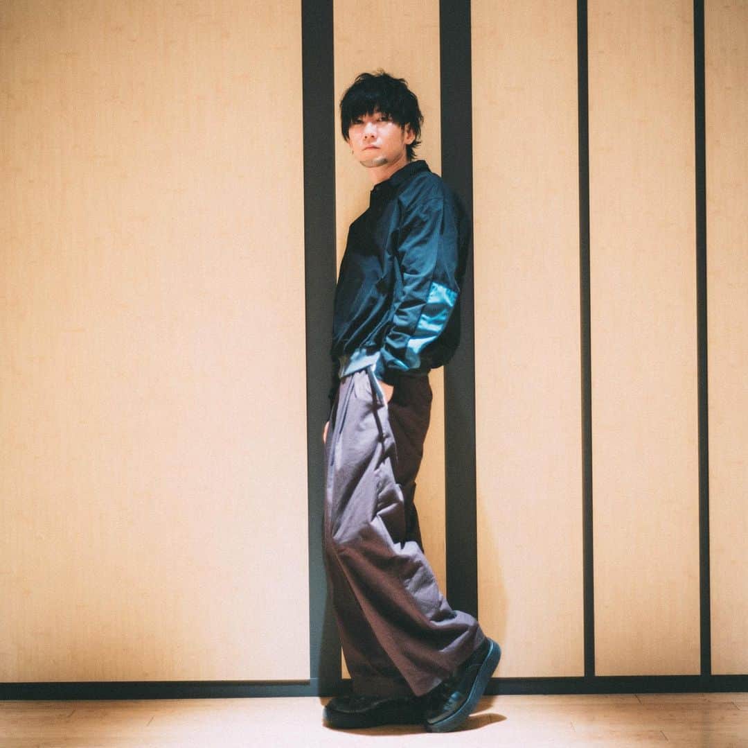 北嶋徹さんのインスタグラム写真 - (北嶋徹Instagram)「⠀﻿ ﻿ TK × suzuki takayuki 第4弾として 「reframed wide pants」を作って頂きました。﻿ ﻿ 今回のビルボードツアーでも衣装として履かせて頂いています。生地は柔らかいのですが、﻿張り感のある上質なコットンでカジュアルにもフォーマルにも履けるパンツです。﻿ウエスト(ウェスト？)はゴムと紐だけで履くこともできますし、僕はウェスト(ウエスト？)が細めなので 紐だけだと下がってしまうので、﻿ベルトループを付けて貰いました。﻿フロントにはファスナーを付けて頂いて、﻿ ポケットにもダークな色合いに対してアクセントになるようにパイピングを入れてもらいました。 なかなかメンズの方には馴染みのないワイドパンツですが、僕でも履けるので大丈夫🙆‍♂️﻿  膨らみすぎないようにタックの分量も調整したのでどなたでも着こなして頂けるまさにワイドなパンツ。 ちゃんMARIもさすがの着こなしです👏それから素材も縫製も同じクオリティを保ったまま、より多くの方に手に取って頂けるように今回かなり価格を下げて頂いたので是非これを機にワイドパンツァーの渦へ🌪﻿ コラボレーション嬉しい、楽しい……大好き🥺﻿ ﻿ TK × suzuki takayuki  vol.4﻿ ﻿ reframed wide pants﻿ color : dark brown / black﻿ size : free (unisex)﻿ price : ¥23,650﻿ 受注期間 : ～12/25 18:00﻿ ﻿ https://esseism.com/tk-x-suzuki-takayuki-4/」12月13日 21時46分 - tk_snsfakeshow