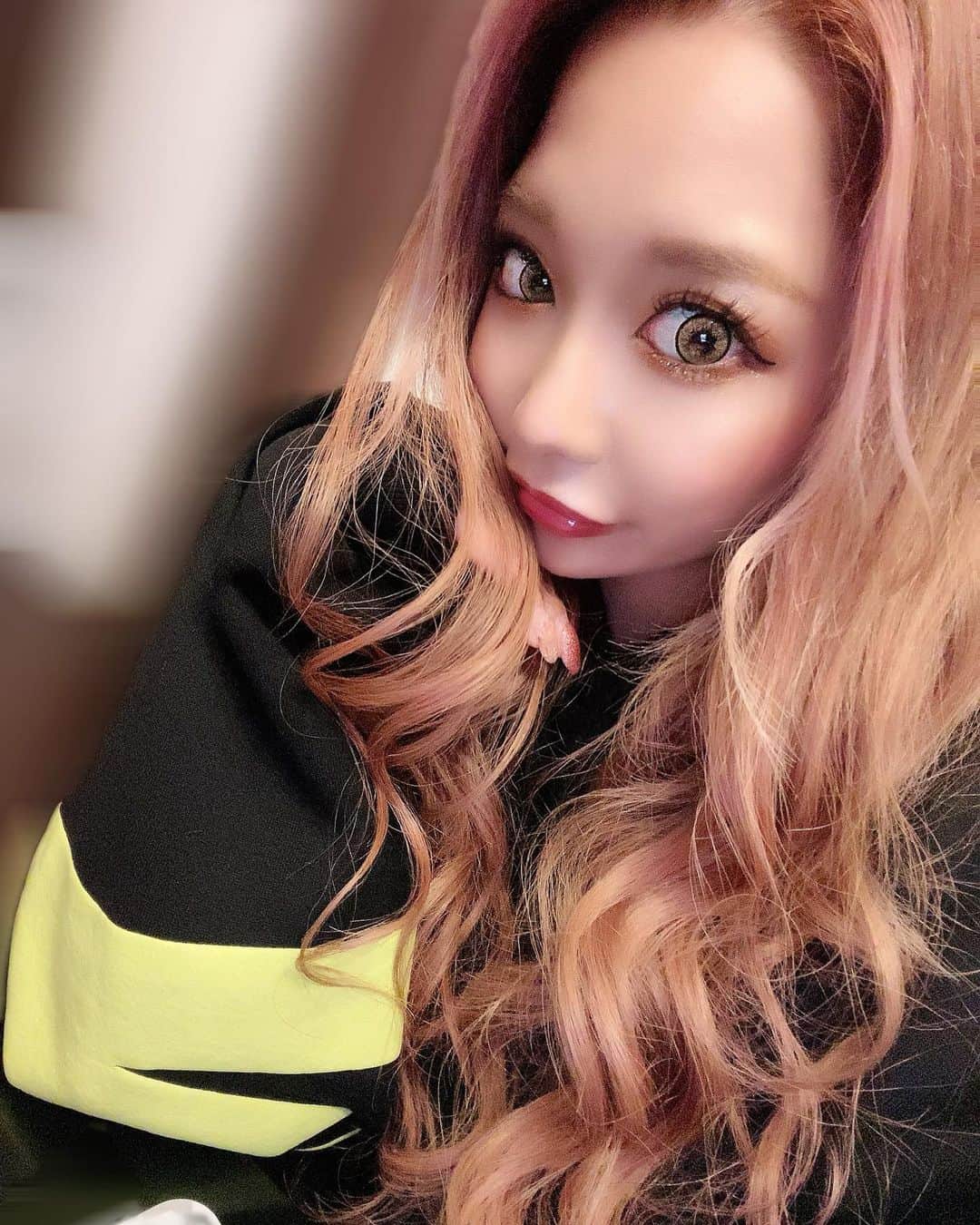 のインスタグラム：「. そーいえば、 エクステごとカラーしてもらって ピンクベージュ♡ . いつも同じカラーだから たまにはイメチェンしてみた✌︎ 気に入ってるから 色落ちして欲しくない🤣😅 . 超音波トリートメントやってもらって エクステ1ヶ月以上付けてるけど めちゃくちゃサラサラ🥺💕 . @lapis_anju さん いつもありがとうございます✨✨ .  . #newhair」
