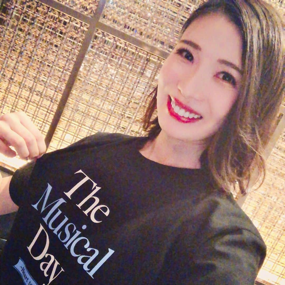 真瀬はるかさんのインスタグラム写真 - (真瀬はるかInstagram)「【The Musical Day 終演✨】 . . すごかったね！！ すごかったね！！！  Heart to Heartな夜 おもちゃ箱みたいな夜 音楽の喜びに溢れた夜 ミュージカル俳優がはしゃぎまくった夜  こんな夜を与えて下さり、本当にありがとうございました。 . . 今回のTMD関連のハッシュタグは、#ミュージカルを楽しもう でお願いしますという事だったんですが、なんと、Twitter日本のトレンドに入りましたよ👏👏👏  これもひとえに皆様のお陰以外の何者でもありません。。。 . . これがはじめの一歩となって、 第二弾、第三弾と、輪が広がり、大きなムーブメントになっていったら良いなという祈りを込めて、どうか1人でも多くの方たちの心が豊かに、楽しくなりますようにと開催された夜でしたが  皆様のおかげで、初めの一歩どころか大きな大きな幅跳び級の一歩を踏み出す事ができたのではないかと思いましたし  そこに関われた事、光栄に思います🙏  . . 見逃し配信チケットもございますので、もしよろしければ、ぜひぜひ「The Musical Day」検索していただき、ご覧いただければ幸いです✨ . . 本当に本当に楽しかったーーーー！！  音楽ってさーーーー いいよねーーーーーーーー！！！！  ミュージカルってさーーーー いいよねーーーーーーーーー！！！！  . . ✨ミュージカル業界に幸多かれ✨ . . #TheMusicalDay #TMD #ミュージカルを楽しもう #今日怒涛すぎて #私の写真 #暗い会場でしか撮れず #ボケボケでごめんやで🙏 #真瀬はるか」12月13日 21時56分 - harukamanase_official