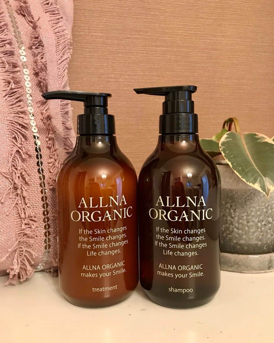 ISHIIYUKIKOさんのインスタグラム写真 - (ISHIIYUKIKOInstagram)「ノンシリコンのオーガニックシャンプー&トリートメント♡ @allna_organic   ブリーチで痛めつけた髪をケア(^^) オーガニック系ってきしむイメージだけど、これはきしまなくて柔らかい質感☺️  香りが自然なアロマの感じでドライヤーで乾かしてる時幸せ♡♡  私はAmazonで購入したよん♡ 期間限定でクーポンコード利用で10％オフで購入できるよ(^^) クーポンコード：GZDFFGA5 （購入時にクーポンコード入力） クーポン利用期間：2020/12/01 0:01～2021/01/01 23:59  ストーリーズにURLを貼ったから見てね♡是非クーポン使ってください(^^)  #ALLNAORGANIC  #オルナオーガニック  #オーガニックコスメ  #オーガニックシャンプー#シャンプー#トリートメント#オーガニック#ヘアケア  #美髪#美髪ケア  #素顔の私を好きになる #ノンシリコンシャンプー #pr」12月13日 21時50分 - ishii_yukiko