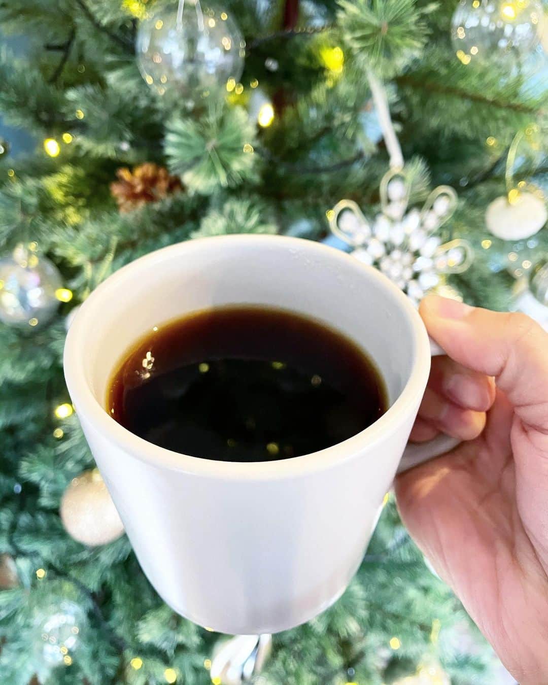 秋定麻紀子のインスタグラム：「ここ最近 @sc.roasters2020 のコーヒーじゃないと本当にダメになってきたかも。  ってくらい外に居ても恋しくなる。  香り、味、後味、余韻、飲んだ後のスッキリ感。  パッケージから溢れてる香りにまず幸福感。 こんな時間ができる事に幸せ。  日本でも数人しかいない 手で焙煎するバリスタ。 そして全てオーガニック。  全ては人の健康のため。 愛のため。 地球のため。  冷凍庫に彼のコーヒーがストックしていないと本当に不安になる（笑）  ってくらいコーヒーが好き。 ミルクも甘みもいらない。 豆そのものの味が好き。  #☕️ #coffee #コーヒー  #手焙煎珈琲 #珈琲  #オーガニックコーヒー」