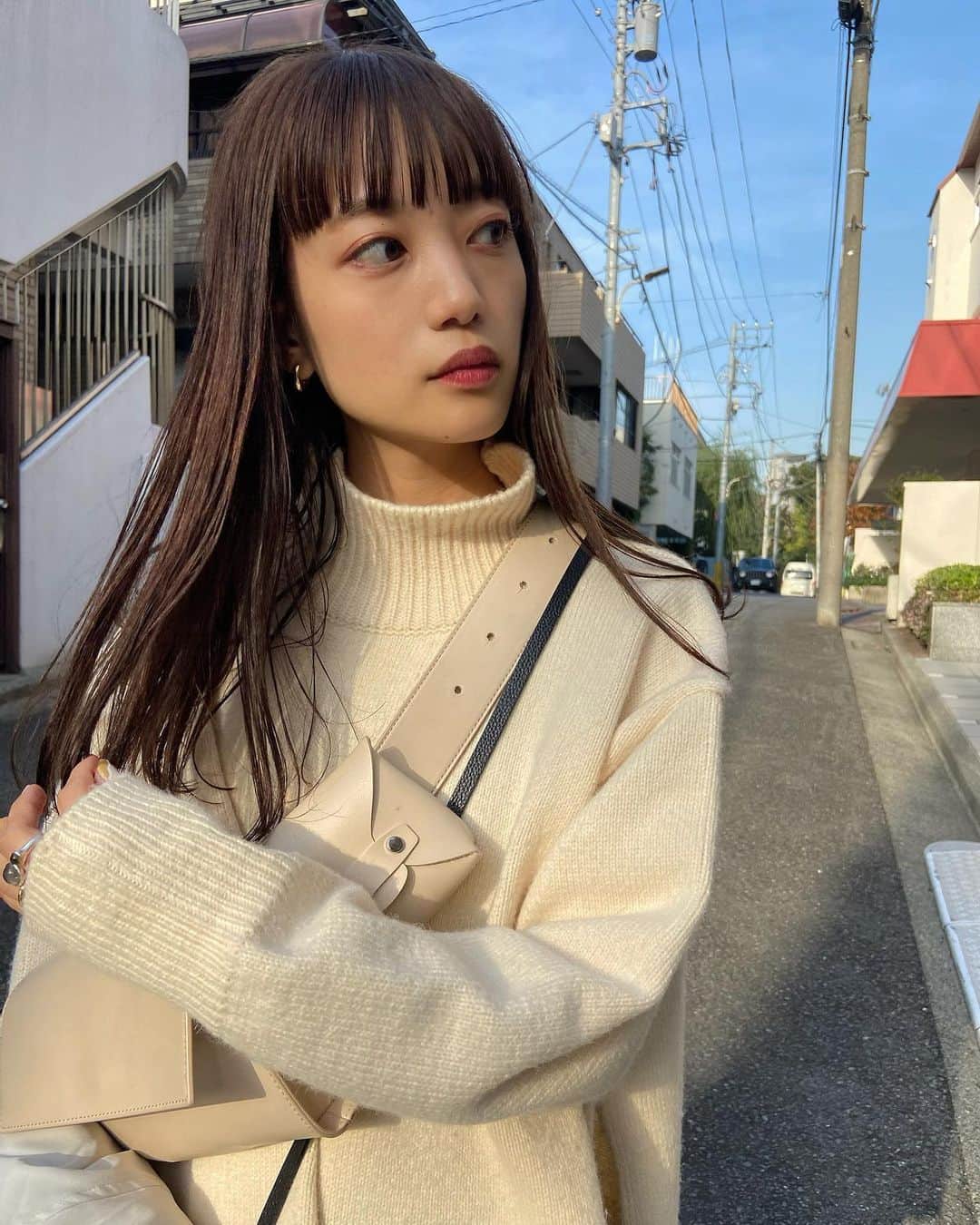 佐藤里緒菜のインスタグラム：「_ 1ヶ月前くらい〜〜 @shogo.hair ありがと🐕  顔歪みすぎてて萎えてるので 骨格矯正のおすすめ教えてください」
