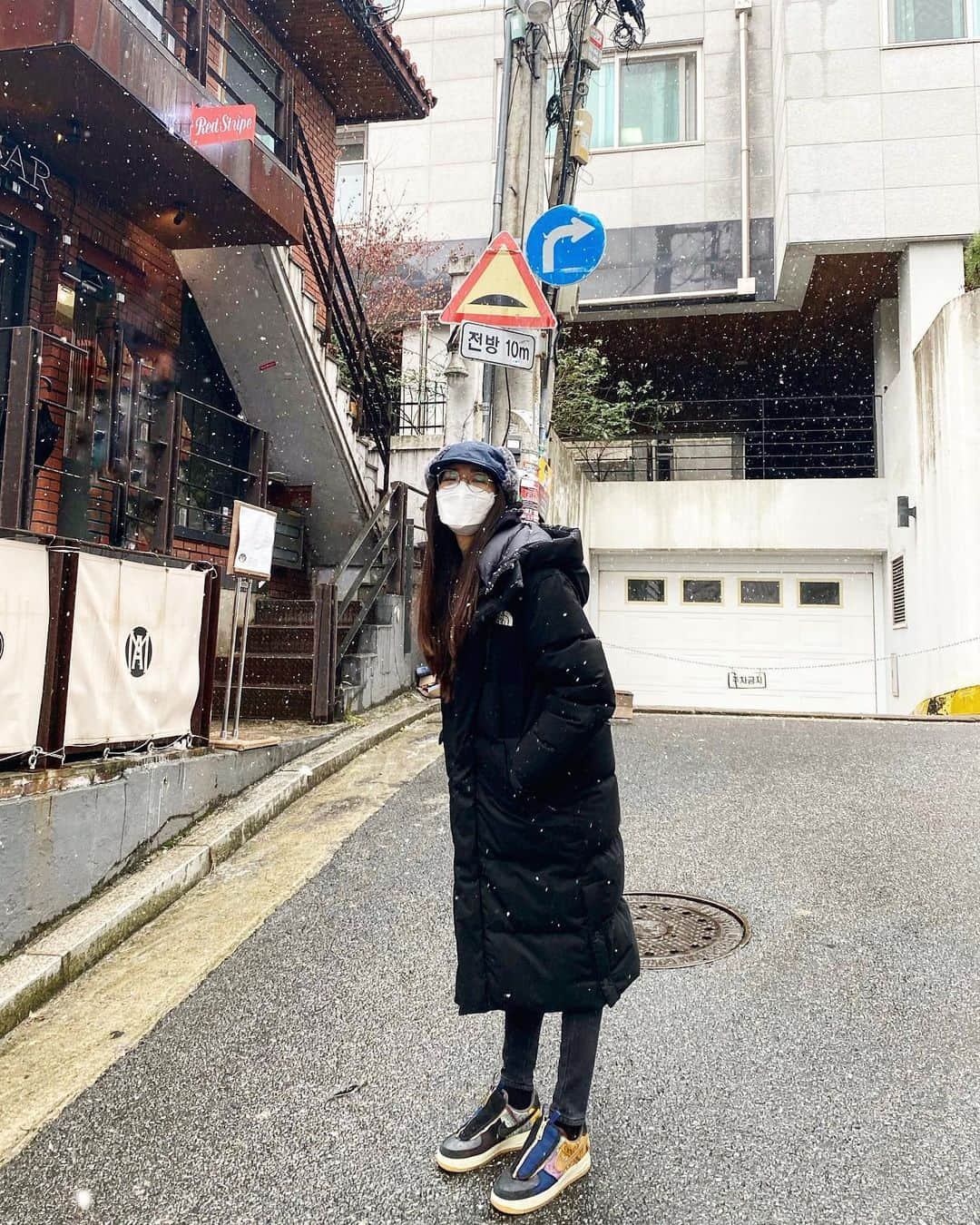 ティナ のインスタグラム：「First snow of this winter ❄️ 눈 보면 여전히 기분 좋고 설렌다! #snkrskickcheck」