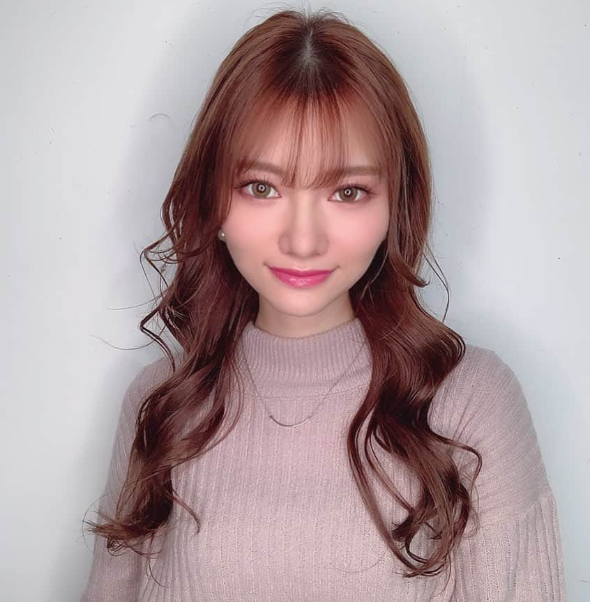のインスタグラム：「髪を染めたよ😌✨ 少し暗くした😍✨ かわいいって言われたい乙女🥰💕笑 美容室帰りに会いたいものです🤣 ふあああああああ！ 12月ももう少ししかないぞおおお クリスマスー🎄 . . . . . . . . . . #美容室　#美容　#髪　#新色　#haircolor #美髪　#美肌　#トリートメント　#髪質改善　#髪色　#トレンド #サロンモデル　#サロン　#表参道美容室　#表参道サロン　#前髪　#巻き髪　#女神巻き　#ヨシンモリ　#tokyo #tiffanyandco #tiffany #chanel #マツエク　#カラコン」