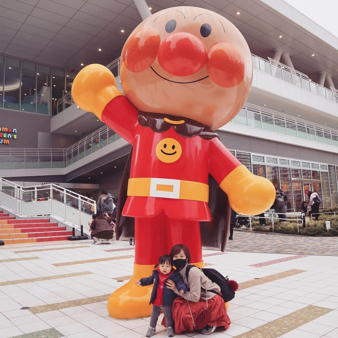 DJ YURiAのインスタグラム：「🔴🔴🔴  娘が大好きなアンパンマン🕺🏻﻿ ﻿ 音楽がかかる度ノリノリな娘を見ると﻿ DNAを感じます🙈﻿ ﻿ ﻿ ﻿ ﻿ #mylittlegirl﻿ #19monthsold﻿ #生後19ヶ月﻿ #1歳7ヶ月﻿ #べいびーすぅ﻿ #こどものいる生活﻿ #母娘  #アンパンマン﻿ #アンパンマンミュージアム」