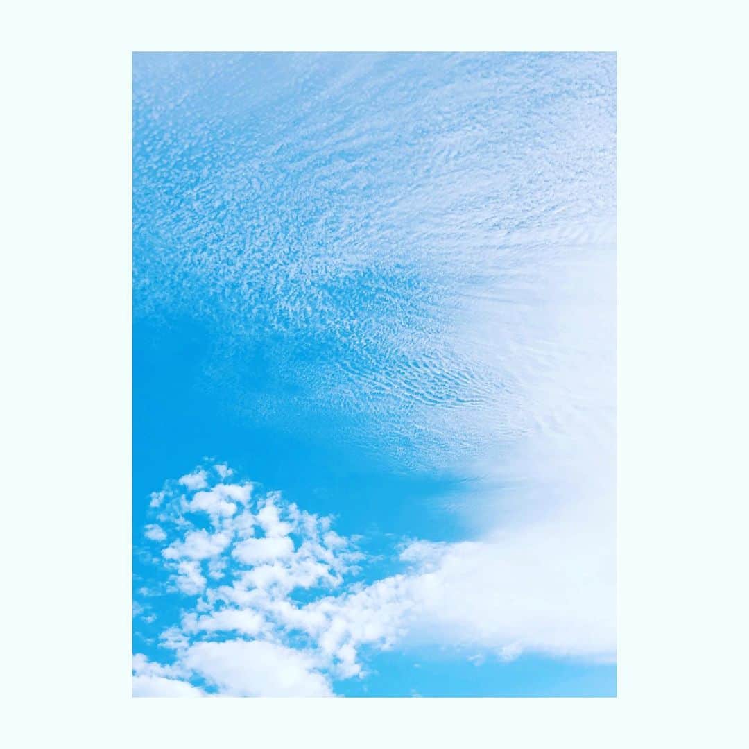 花清まゆこさんのインスタグラム写真 - (花清まゆこInstagram)「不思議な雲見つけた♡  晴れた日って、気持ちいい！！  #photography  #photo  #空　#雲　#見上げた空  #不思議な雲　#sky  #skyphotography」12月13日 21時58分 - mayuusa610