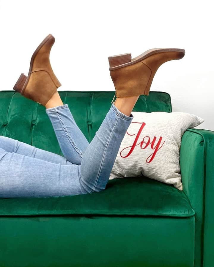 ダンスコのインスタグラム：「Is it time to open presents under the tree yet? Shop Becki on our website now!」