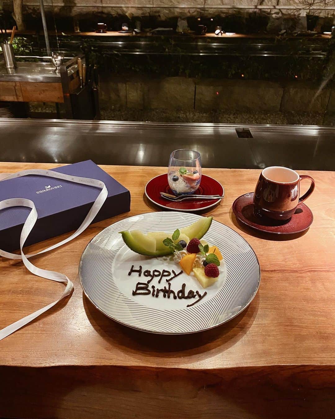 NittaSachikaさんのインスタグラム写真 - (NittaSachikaInstagram)「女子旅へ🦢🦢🍁  ホテルの周りも自然に溢れてて、 外はまだ紅葉が綺麗やったなぁ〜🍵  食事は鉄板焼きに🍴 美味しくてぺろりやったけど 何品も出てきてお腹いっぱいに🤤  素敵なお祝いをありがとう👭🏼❤︎  #kyoto #japanesefood #goto」12月13日 22時00分 - chacch1