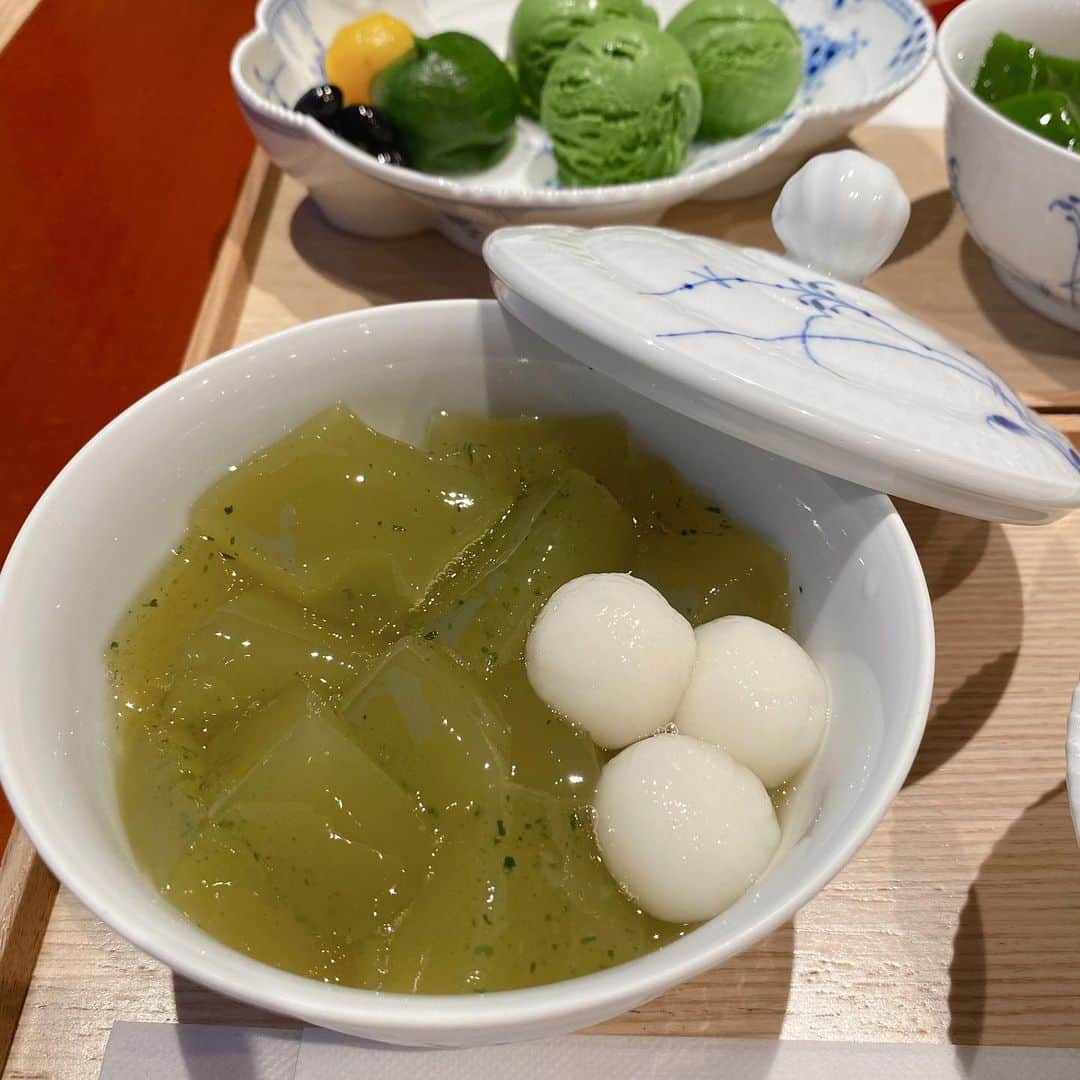 熱田久美さんのインスタグラム写真 - (熱田久美Instagram)「🍵中村藤吉本店 / 銀座〔東京〕 ------------------- 京都でなんとなく行きたいなーって思って断念してたお店が #銀座six に！(行った後に気づいたけど‪w) 友達が頼んでたのは 『生茶ゼリイ［深翠］』　1,300円🍵 GINZA SIX限定バージョンでした！ 抹茶ゼリー・抹茶アイスクリーム 銀座店限定のトッピングの 特製抹茶餡・丹波種黒豆・栗甘露がセットでした🕊 ・ 私は季節限定の 『生茶ゼリイ［玉露］』1,400円🍵 和菓子はほっこりします🚶🚶💭 ちなみにゼリイ自体には甘さがないので、 意外とヘルシーでよかった🌿🌿🌿 ちなみに温かいお茶も普通にサービスで出てきました🙋🏻‍♀️ ・ #ginzasix #macha #sweets #中村藤吉本店 #銀座店 #和菓子 #和菓子カフェ #抹茶スイーツ #限定に弱い #抹茶好きな人と繋がりたい」12月13日 22時00分 - kuumi1125