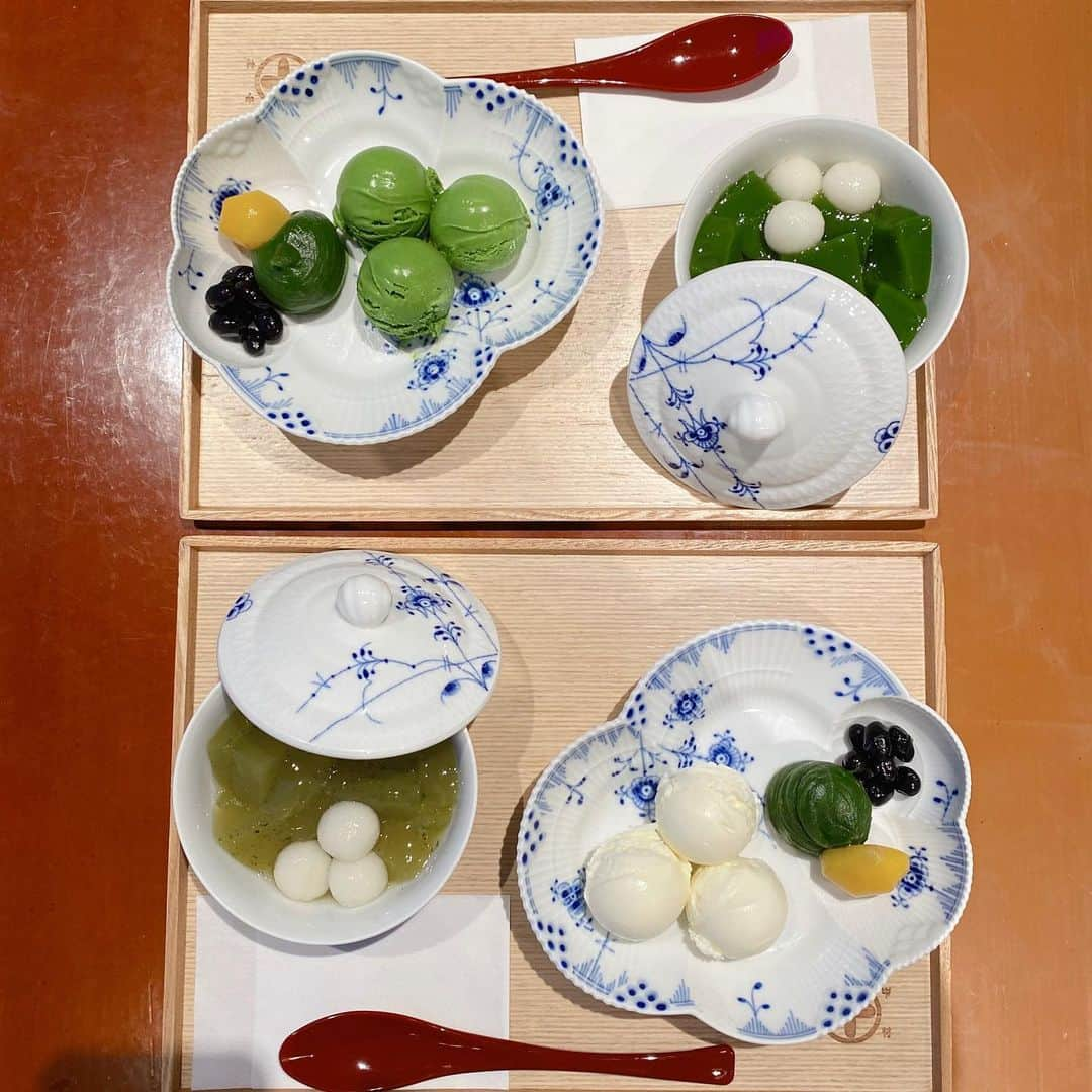 熱田久美さんのインスタグラム写真 - (熱田久美Instagram)「🍵中村藤吉本店 / 銀座〔東京〕 ------------------- 京都でなんとなく行きたいなーって思って断念してたお店が #銀座six に！(行った後に気づいたけど‪w) 友達が頼んでたのは 『生茶ゼリイ［深翠］』　1,300円🍵 GINZA SIX限定バージョンでした！ 抹茶ゼリー・抹茶アイスクリーム 銀座店限定のトッピングの 特製抹茶餡・丹波種黒豆・栗甘露がセットでした🕊 ・ 私は季節限定の 『生茶ゼリイ［玉露］』1,400円🍵 和菓子はほっこりします🚶🚶💭 ちなみにゼリイ自体には甘さがないので、 意外とヘルシーでよかった🌿🌿🌿 ちなみに温かいお茶も普通にサービスで出てきました🙋🏻‍♀️ ・ #ginzasix #macha #sweets #中村藤吉本店 #銀座店 #和菓子 #和菓子カフェ #抹茶スイーツ #限定に弱い #抹茶好きな人と繋がりたい」12月13日 22時00分 - kuumi1125