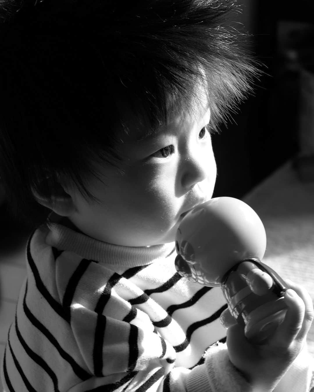 鈴木亜美さんのインスタグラム写真 - (鈴木亜美Instagram)「うちの兄弟😚 お兄ちゃんが好きなものは弟も好きになる。 だから、取り合ってケンカになる。 そりゃそうだ、でもしゃーない‼️ #兄弟 #もうすぐ四歳と一歳 #じぃじが撮った写真 #ありがとう」12月13日 22時02分 - amiamisuzuki