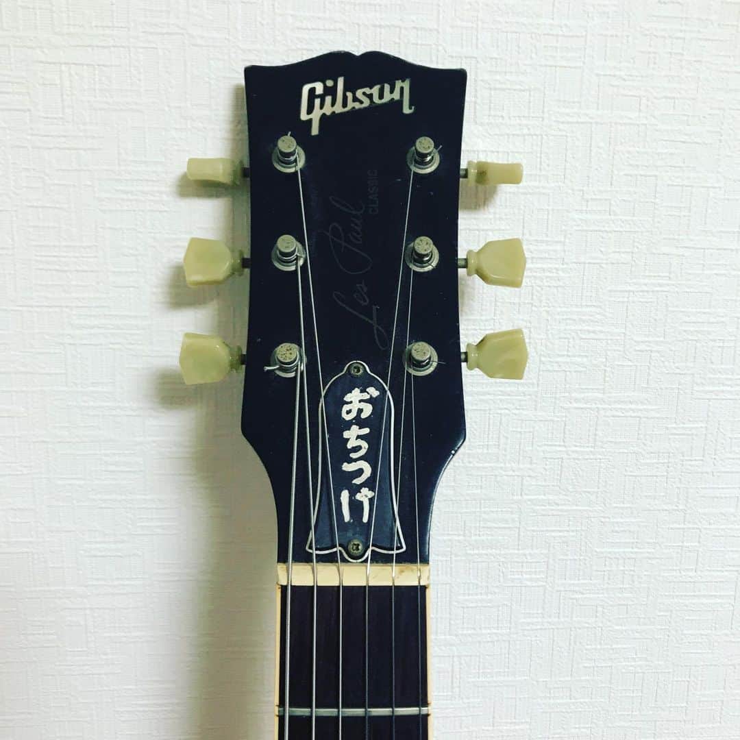 三浦拓也さんのインスタグラム写真 - (三浦拓也Instagram)「Gibson Les Paul Classic "おちつけ"  1960年のレスポールが元になっているので、ネックは薄めです。購入したのは高校生の頃で、ピックアップをBurst Buckerに載せ換えてあるのはB'zの松本さんの影響ですね。 トラスロッドカバーには「おちつけ」の文字。 これは当時の雑誌で見た、稲葉さんの使っていたギターの真似で手書きで作りました。懐かしい（笑）  アルカラで演奏していた時は、このギターを使っていましたね。  その後に、川畑完之さんに色々と調整してもらって、音色も弾き心地もバッチリです！ 特に気に入っているのが完之さんがカスタマイズしてくれた裏側のクリア加工。 これで配線チェックもバッチリです！ これはNuno Bettencourtが自分のギターにしていた加工で、いいなぁと完之さんに話していたら、調整にサプライズで加えてくれていました。 完之さん、優しい〜！！  またこのギターもライブ等でお披露目したいと思います♪」12月13日 22時04分 - depapepe_miura
