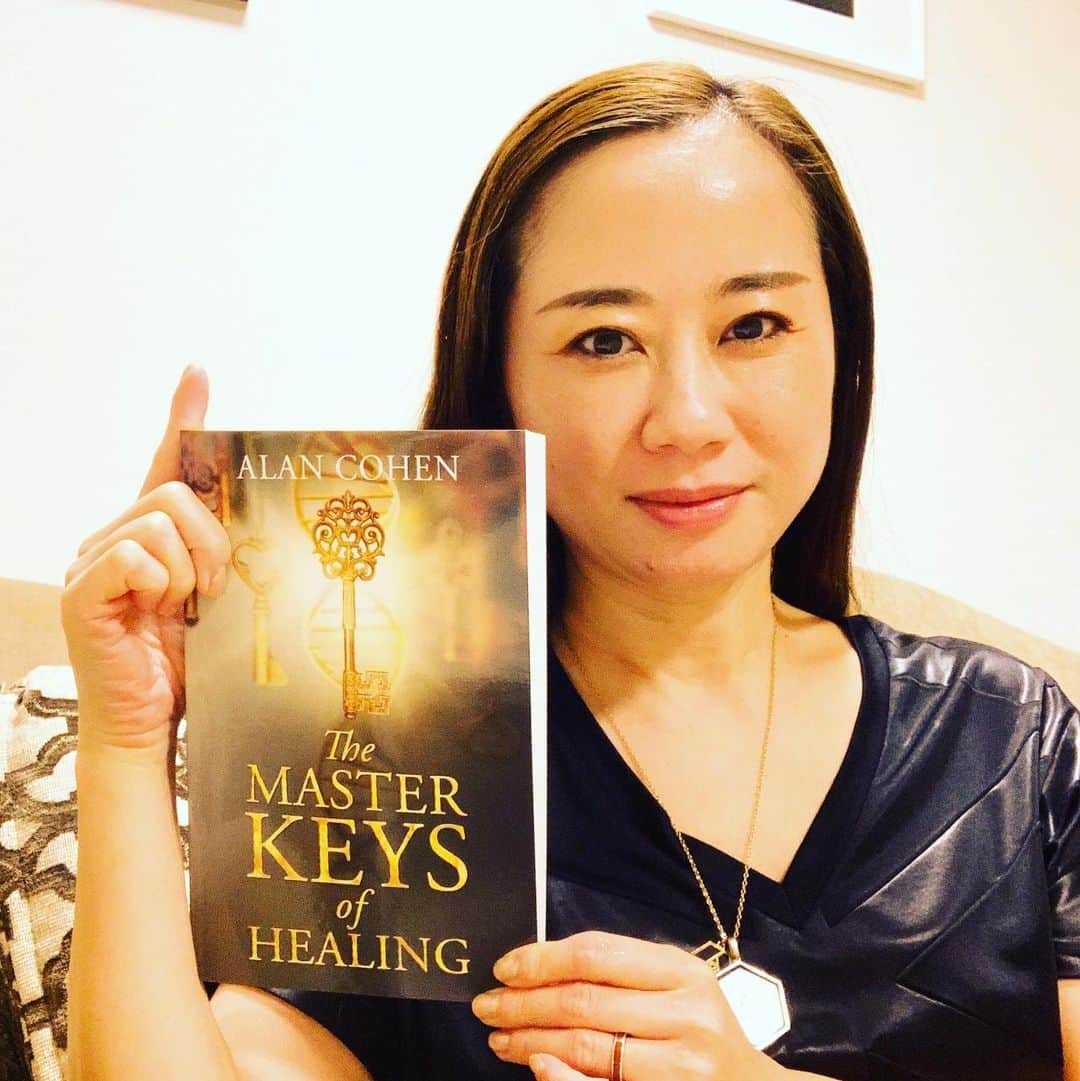 レイチェル・チャンさんのインスタグラム写真 - (レイチェル・チャンInstagram)「My favorite mentor's new book is out! Alan Cohen’s new book “The Master Keys of Healing”  大好きなメンターの1人、アランコーエン さんの新著が出ました！日本語は来年春ごろだそうですが、まずは原書を注文♪翌日に届くという嬉しさ😆  amzn.to/344v0H6  #alancohen #アランコーエン」12月13日 22時15分 - rachelchanjpn