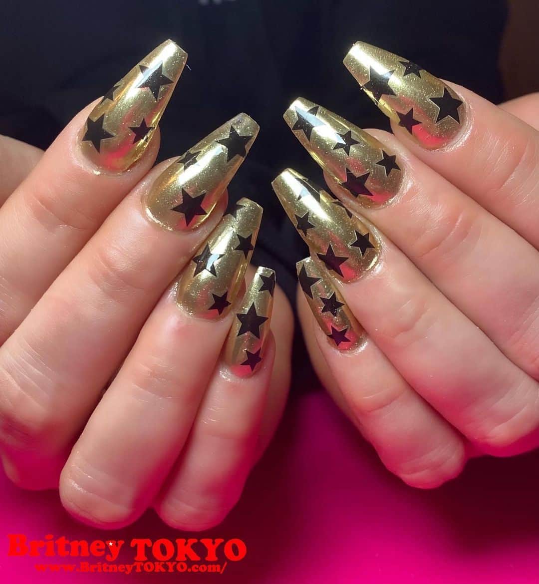 のインスタグラム：「Star⭐️✨  💅🏻✨ @tsumekira #CholaGlamour black sticker @naillabousa   #nailart #nails #fashion #britneytokyo」