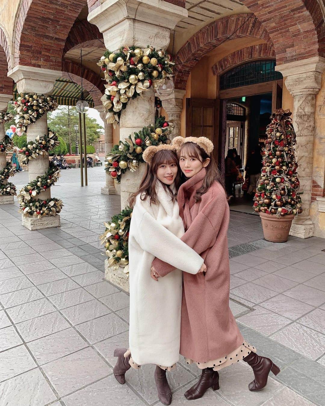 SHIHORINのインスタグラム：「𓂃𝔻𝕚𝕤𝕟𝕖𝕪🧸🎄♥️  きょんちゃんと夏ぶりのシー🚢♡  久々のディズニーで心が満たされたな〜🥺🤍 クリスマスシーズンのシーが一番好き☺️♡  この前一緒にprivate salon行った時に買った ファーコート着た @herlipto ♥  #shihorin__disney #disney #disneysea #tokyodisneysea #tokyodisneyresort #tds #disneycode #duffy #christmasdisney #disneychristmas #herlipto #snidel #ディズニー #ディズニーシー #東京ディズニーシー #東京ディズニーリゾート #ディズニークリスマス #ファーコート #ディズニーコーデ #おそろいディズニー #ダッフィー #ダッフィーカチューシャ #クリスマスツリー」