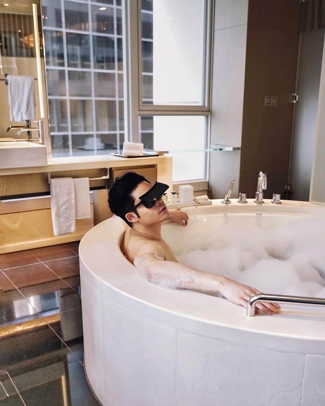 Christoffer Chengのインスタグラム：「Spas are closed, so picked a room with a spa 😎 #landmarkmandarinoriental @mo_landmarkhk @chanelofficial」