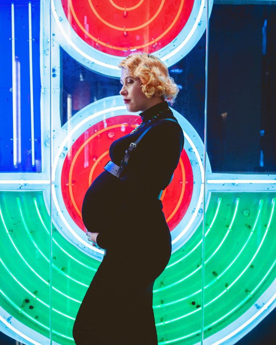 Anji SALZのインスタグラム：「A month ago...  When looking up maternity pictures on the web I was wondering if there couldn’t be a more modern or fashionable approach to the concept? 🤔 Inspired by @afashionnerd I went for a slightly darker yet simple look - and @benjamin_hung added his neon vision to my styling 💫  Really love how this turned out! Now the little human is out and keeping us on our feet but I just love this squishy face so much 🥰😭❤️  1ヶ月ほど前。 一般的な甘いマタニティ写真よりファッションアブルな作品がてぎないかと思って、@benjamin_hung と良いコラボができた。🥳💫  #maternityphotography #pregnancyphoto」