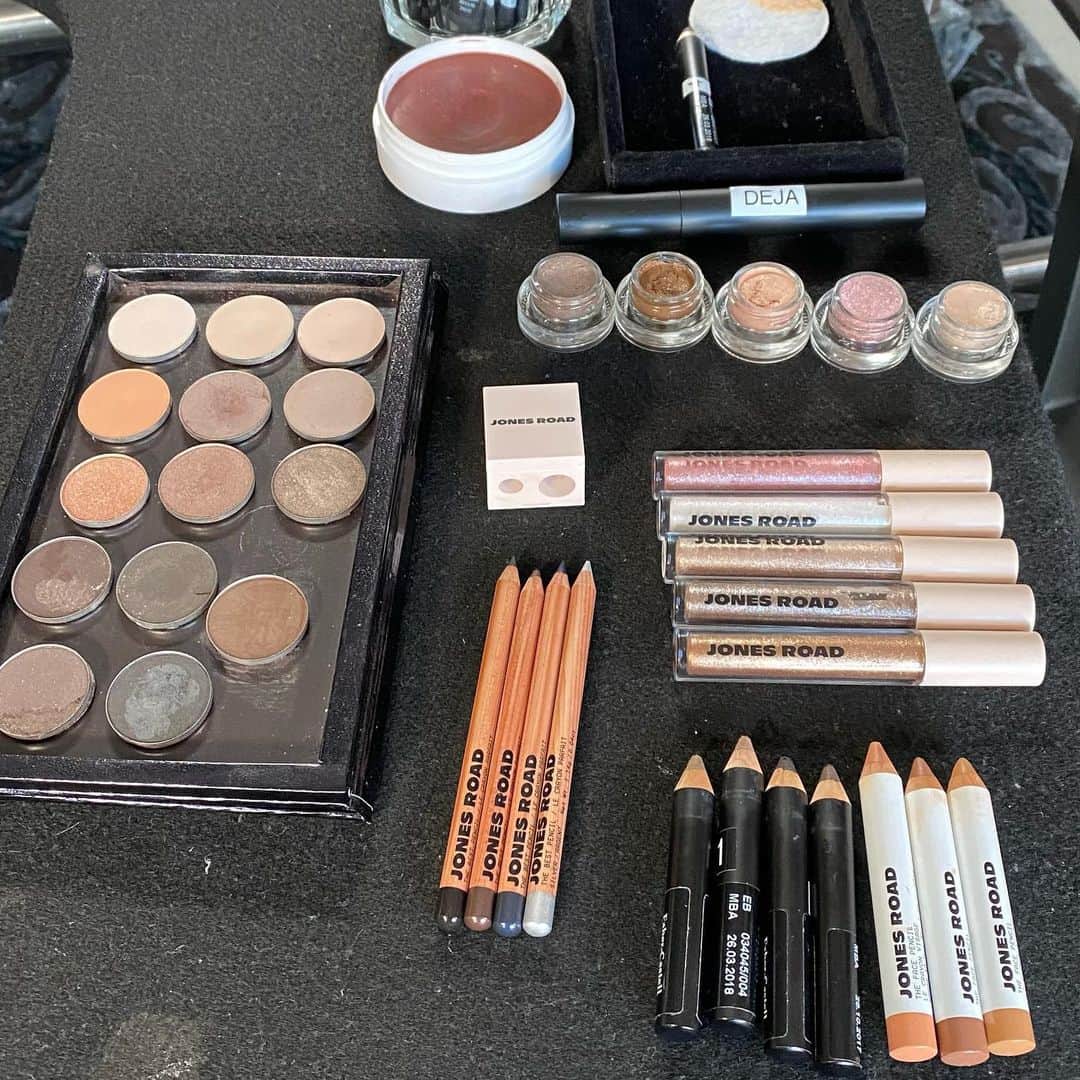 ボビー・ブラウンのインスタグラム：「I’m such a minimalist but always think I can do or find better. So I’m never done. #bts from the last @jonesroadbeauty shoot #facepencils #eyepencils coming January #flatshadows coming in April (more colors to come )eyebrow June I think.」