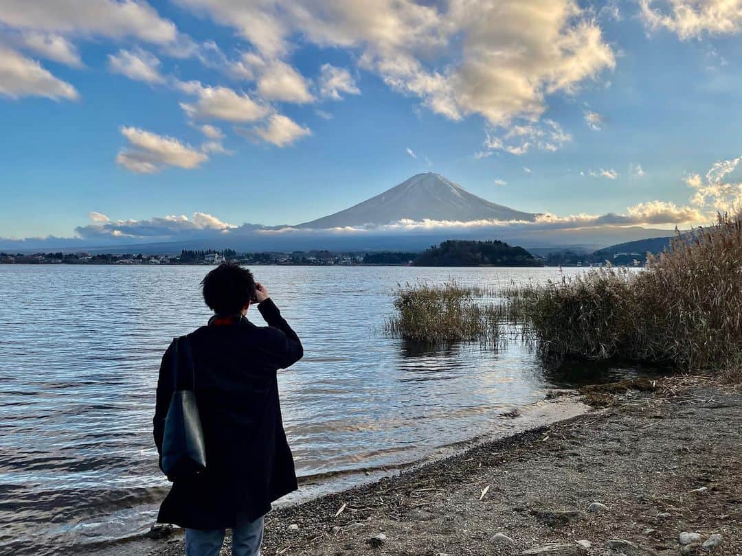 石松大晟のインスタグラム：「・﻿ 河口湖🏔﻿ ﻿ ずっと行きたかった場所！﻿ 富士山に雲が良い感じにかかっててカッコ良かった💯﻿ ﻿ #河口湖周辺に住みたい﻿ #河口湖 #富士山 #写真 #camera #canon #gopro #山梨観光 #誕生日trip」