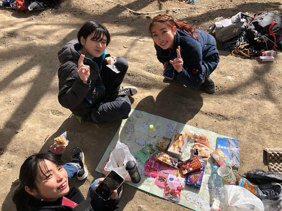 義村萌さんのインスタグラム写真 - (義村萌Instagram)「2020.12.12-13  LJT・二子山女子会❤︎ . 最後のLJTは5位に終わってしまいました。 予選は両完して1位通過できたのに、決勝はスリップして終わるという失態… 久しぶりにコンペですごく悔しかった… . 2日目は二子山女子会！ 同世代女子と行く岩本当に楽しすぎた🥰 前回宿題にしたおいしいよー5.12cはちゃんと回収したのに、ようこそ！T-wallをまた宿題にしてしまった…いけると思ったのに… みんなでお菓子パーティーして岩登りして楽しすぎる1日でした🥰  #climbing #leadclimbing #二子山弓状」12月13日 22時12分 - moe.yoshimura