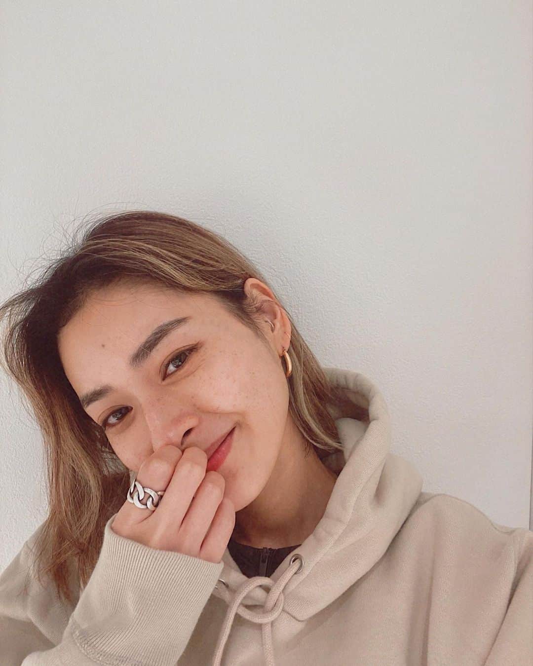 のインスタグラム：「. @waxyyy.brows で眉毛のお手入れしてもらった〜。自眉をサロンでお手入れしてもらうの初めてだったんだけど、綺麗な形になってメイク楽になりました。 #ハリウッドブロウリフト」