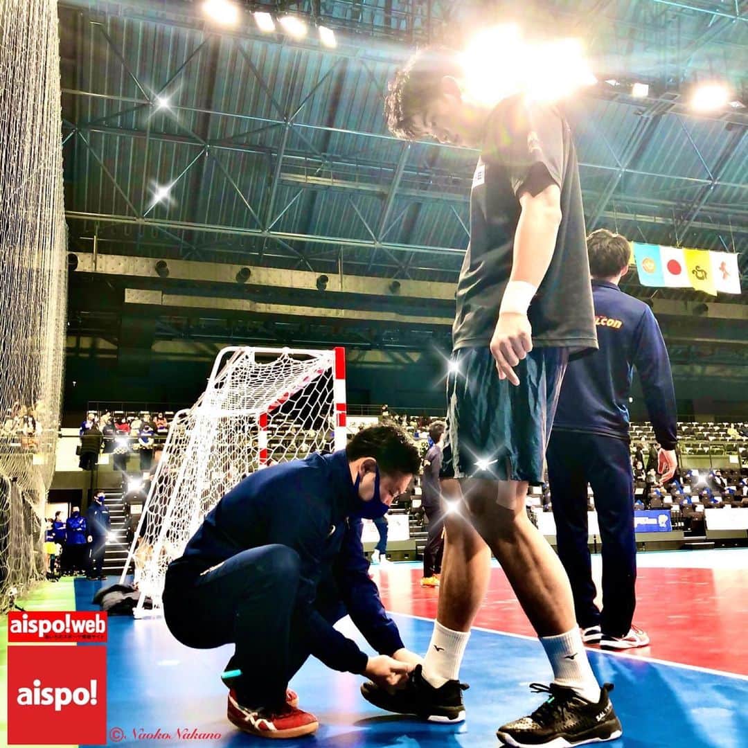 中野菜保子さんのインスタグラム写真 - (中野菜保子Instagram)「「第45回日本ハンドボールリーグ男子🤾‍♂️取材❗️」 「The 45th Japan Handball League (Men)🤾‍♂️coverage❗️」 @aichi_sports . Photo🍎🍎🍎🍎🍎🍎🍎🍎🍎🍎 . ご機嫌いかがですか？（≧∇≦）？ How's everything?（≧∇≦）？ . 今日は『aispo!(アイスポ・@aichi_sports)』の取材で豊田合成記念体育館エントリオに来ております❗️ Today, I'm at TOYODA GOSEI MEMORIAL GYMNASIUM ENTRIO to cover "aispo! (aisupo・@aichi_sports) " . 今回は 豊田合成(ブルーファルコン)vs 大崎電気(オーソル)の対戦🔥 This time is a match between  Toyoda Gosei and Osaki Erectric🔥 . . 会場では勿論グッズが買えます😆✨ 1番売れているのはマスク！ Of course you can buy goods at the venue 😆 The number one selling item is the mask! . 通販はしていません！会場内のポプラというコンビニのみで販売中で試合をやっていない平日が空いていて買いやすいですよ☆ They don't do mail order for these! They are only available at the Poplar convenience store in the venue. It's easier to buy them on weekdays when there are no games going on. . 会場はコロナ対策万全でした😷 The venue was fully corona-proofed. . 熱の入ったウォーミングUPを見学しながら撮影タイミングを確認したのですが、とにかく球が速い❗️ I made sure I had the right timing to shoot while observing the feverish warm-up, but the ball was just too fast❗️ . あの速さの球があんなに小さなゴールに吸い込まれるように入っていくのがとても気持ちいい😊✨ It feels so good to see a ball of that speed being sucked into such a small goal! . 気づいたのは選手達の手足の筋肉の引き締まり方がスゴイ事 As I watched, I noticed that the muscles in the arms and legs of the athletes were incredibly tight. . ウォーミングUP後、客席ではファンが応援の練習をしながら試合開始を待ち焦がれていました After warming up, the fans in the audience were practicing their cheering and waiting impatiently for the game to start! . 客席のクラップをコートで聴きながら私はちょっと緊張してきましたw As I listened to the audience clap in the first floor court, I was getting a little nervous 😆 . それくらい選手達の空気も多勢のファンの空気も勢いがありました That's how energetic the atmosphere of the players and the many fans was! . いよいよ試合開始！続きはまた後日❗️ Finally, the game begins! More to come❗️ . ※『aispo!』(@aichi_sports)は 愛知県が県内のスポーツ情報を発信する フリーペーパー及びwebsiteです "aispo!" (@aichi_sports) is a free paper and a website that provides sports information by Aichi prefectural government. ＊ #ハンドボール #日本ハンドボールリーグ #handball #球技 #basketball #sports  #leaguematch #豊田合成 #ブルーファルコン #大崎電気 #オーソル #豊田合成記念体育館 #エントリオ #Japannationalplayers #ballgames #athlete #tournament #愛知県 #aispo! #あいスポ #スポーツ情報誌 #スポーツ #aispo公式リポーター #aispo公式PR #中野菜保子 #俳優 #リポーター #actor #coverage @aichi_sports」12月13日 22時13分 - naokonakano8319