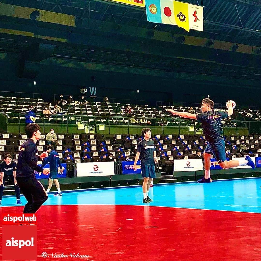 中野菜保子さんのインスタグラム写真 - (中野菜保子Instagram)「「第45回日本ハンドボールリーグ男子🤾‍♂️取材❗️」 「The 45th Japan Handball League (Men)🤾‍♂️coverage❗️」 @aichi_sports . Photo🍎🍎🍎🍎🍎🍎🍎🍎🍎🍎 . ご機嫌いかがですか？（≧∇≦）？ How's everything?（≧∇≦）？ . 今日は『aispo!(アイスポ・@aichi_sports)』の取材で豊田合成記念体育館エントリオに来ております❗️ Today, I'm at TOYODA GOSEI MEMORIAL GYMNASIUM ENTRIO to cover "aispo! (aisupo・@aichi_sports) " . 今回は 豊田合成(ブルーファルコン)vs 大崎電気(オーソル)の対戦🔥 This time is a match between  Toyoda Gosei and Osaki Erectric🔥 . . 会場では勿論グッズが買えます😆✨ 1番売れているのはマスク！ Of course you can buy goods at the venue 😆 The number one selling item is the mask! . 通販はしていません！会場内のポプラというコンビニのみで販売中で試合をやっていない平日が空いていて買いやすいですよ☆ They don't do mail order for these! They are only available at the Poplar convenience store in the venue. It's easier to buy them on weekdays when there are no games going on. . 会場はコロナ対策万全でした😷 The venue was fully corona-proofed. . 熱の入ったウォーミングUPを見学しながら撮影タイミングを確認したのですが、とにかく球が速い❗️ I made sure I had the right timing to shoot while observing the feverish warm-up, but the ball was just too fast❗️ . あの速さの球があんなに小さなゴールに吸い込まれるように入っていくのがとても気持ちいい😊✨ It feels so good to see a ball of that speed being sucked into such a small goal! . 気づいたのは選手達の手足の筋肉の引き締まり方がスゴイ事 As I watched, I noticed that the muscles in the arms and legs of the athletes were incredibly tight. . ウォーミングUP後、客席ではファンが応援の練習をしながら試合開始を待ち焦がれていました After warming up, the fans in the audience were practicing their cheering and waiting impatiently for the game to start! . 客席のクラップをコートで聴きながら私はちょっと緊張してきましたw As I listened to the audience clap in the first floor court, I was getting a little nervous 😆 . それくらい選手達の空気も多勢のファンの空気も勢いがありました That's how energetic the atmosphere of the players and the many fans was! . いよいよ試合開始！続きはまた後日❗️ Finally, the game begins! More to come❗️ . ※『aispo!』(@aichi_sports)は 愛知県が県内のスポーツ情報を発信する フリーペーパー及びwebsiteです "aispo!" (@aichi_sports) is a free paper and a website that provides sports information by Aichi prefectural government. ＊ #ハンドボール #日本ハンドボールリーグ #handball #球技 #basketball #sports  #leaguematch #豊田合成 #ブルーファルコン #大崎電気 #オーソル #豊田合成記念体育館 #エントリオ #Japannationalplayers #ballgames #athlete #tournament #愛知県 #aispo! #あいスポ #スポーツ情報誌 #スポーツ #aispo公式リポーター #aispo公式PR #中野菜保子 #俳優 #リポーター #actor #coverage @aichi_sports」12月13日 22時13分 - naokonakano8319