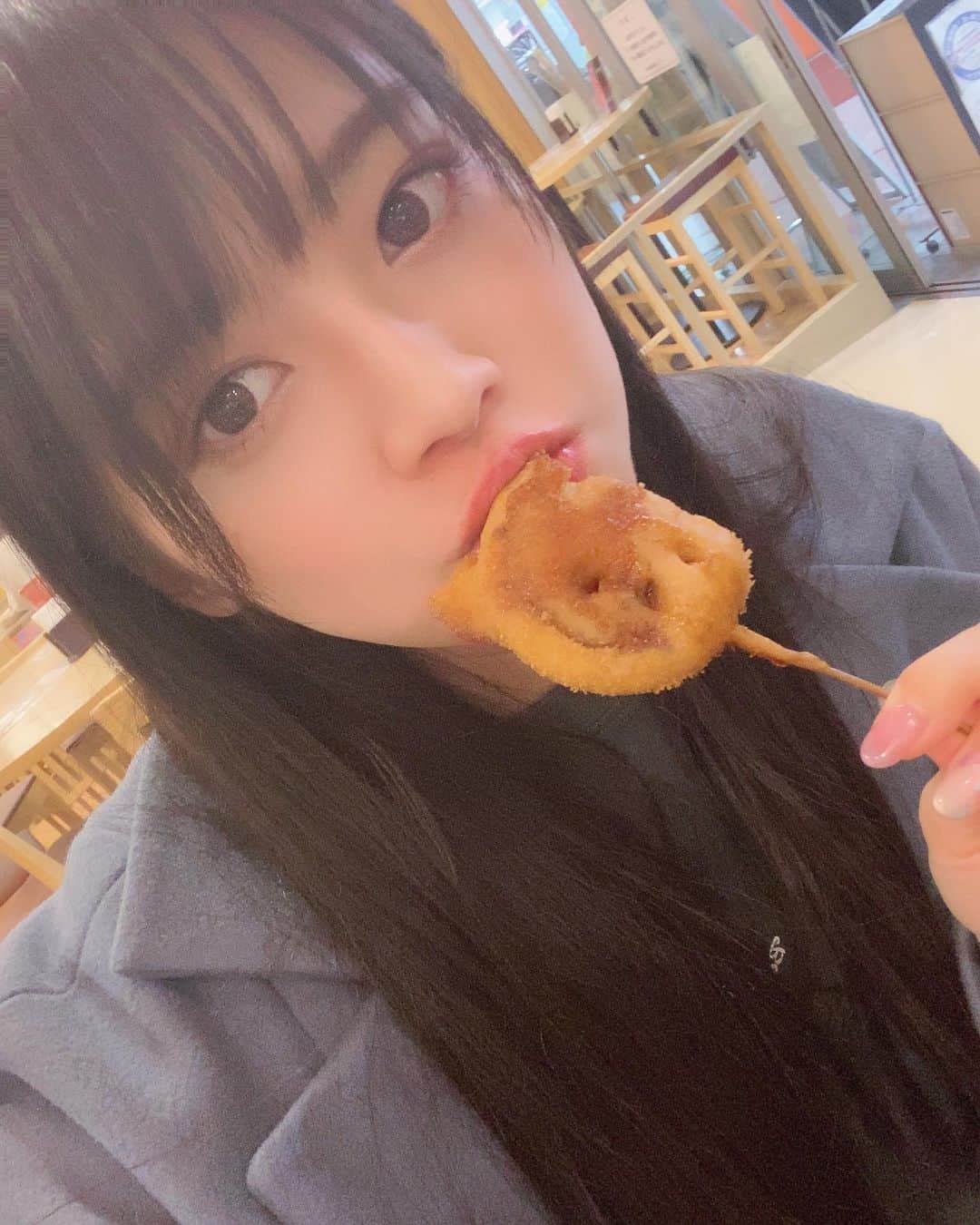 藤田いろはのインスタグラム：「﻿ 串カツしか勝たん👊﻿ ﻿ ﻿ 新幹線の新大阪駅の中に大好きな串カツだるまが入ってて帰る前に食べられてすごく嬉しかった🥺💗﻿ 後悔ないようめちゃくちゃ食べた笑﻿ 大阪行くたびに絶対串カツ食べるくらい本当に大好き！﻿ 早くまた大阪に行って串カツ食べたいなあ〜﻿ ﻿ ﻿ ﻿ ﻿ ﻿ ﻿ ﻿ ﻿ ﻿ ‪#藤田いろは#グラビア#gravure #japanesegirl #レースクイーン#tokyo  #l4l #aziangirl  #フェチ #もぐもぐ #뷰티스타그램 #cosplay #黒髪ロング#소통해요#셀스타그램#モデル #model #그라비아 #日本的 #串カツだるま #新大阪駅グルメ #新大阪駅 #串カツ #大阪グルメ #osaka #揚げ物大好き」