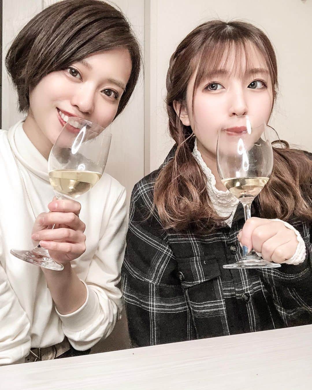 荒川知美(Arakawa Tomomi) のインスタグラム：「.﻿ こないだ杏樹ちゃんがお家に来てくれた😽﻿ 友達が家に来るのって不思議な感じ🥺笑﻿ ﻿ しっかりおもてなしして(自分で言うやつw)﻿ 2人でワイン1本開けた🤣﻿ めっちゃ楽しくてあっという間やったなぁ〜🧡﻿ ﻿ この日の様子はYouTubeにアップしてるので﻿ まだ見てない方は是非😻﻿ 早めのクリスマスプレゼントも渡しました🎁笑﻿ ﻿ #おうち時間 #おもてなし #ワイン #クリスマスプレゼント」
