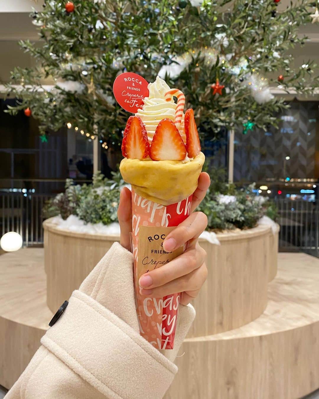 のインスタグラム：「🎄 #crepe #xmas #roccaandfriendscreperie #過去pic #outer #white #beep」