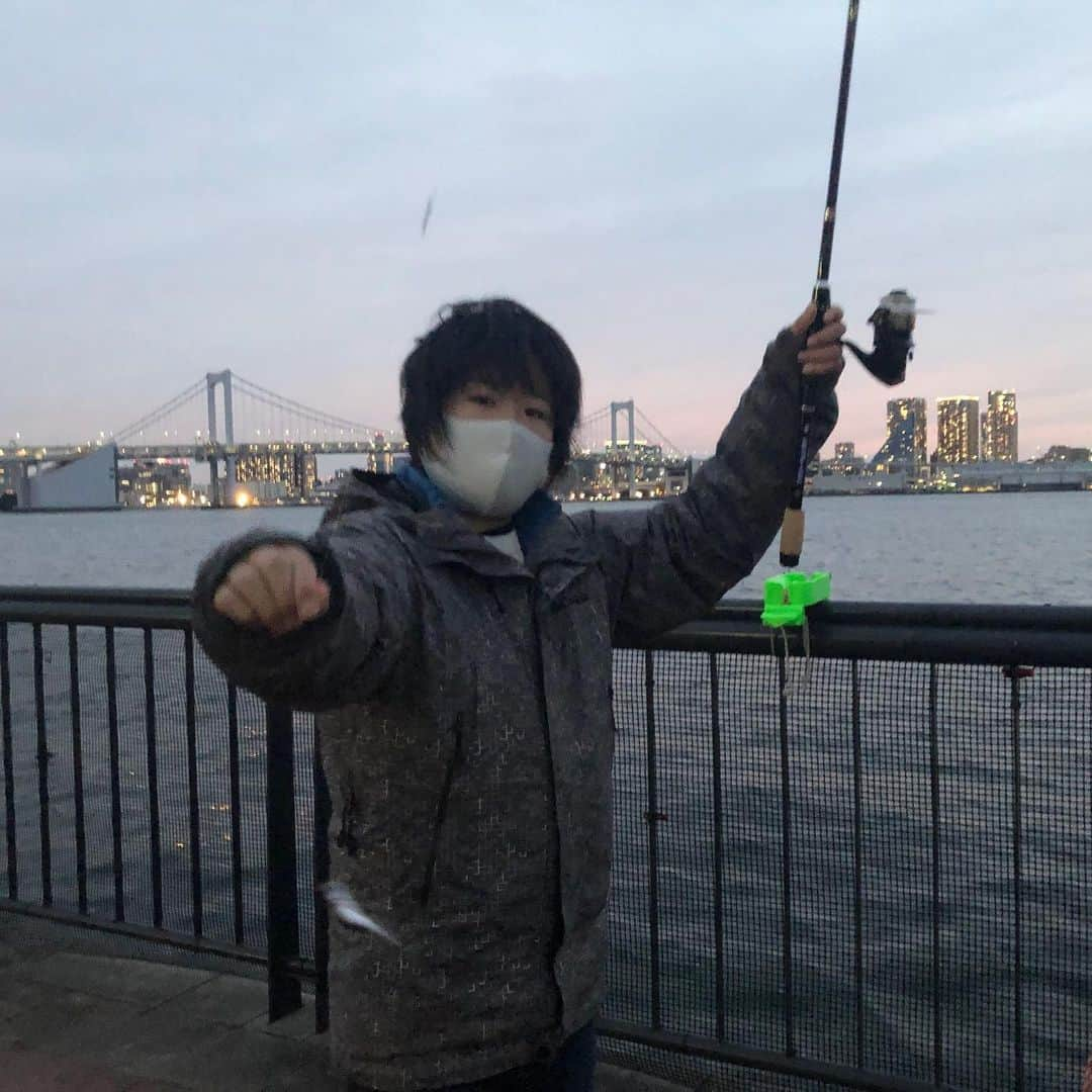 がっちゃんのインスタグラム：「夕方から釣りへ🐟 小さなカタクチイワシが釣れたので素揚げにしました😊 パリパリで美味しかった✨  #釣り #餌釣り #サビキ釣り  #おうちごはん  #小学生 #小学生男子」