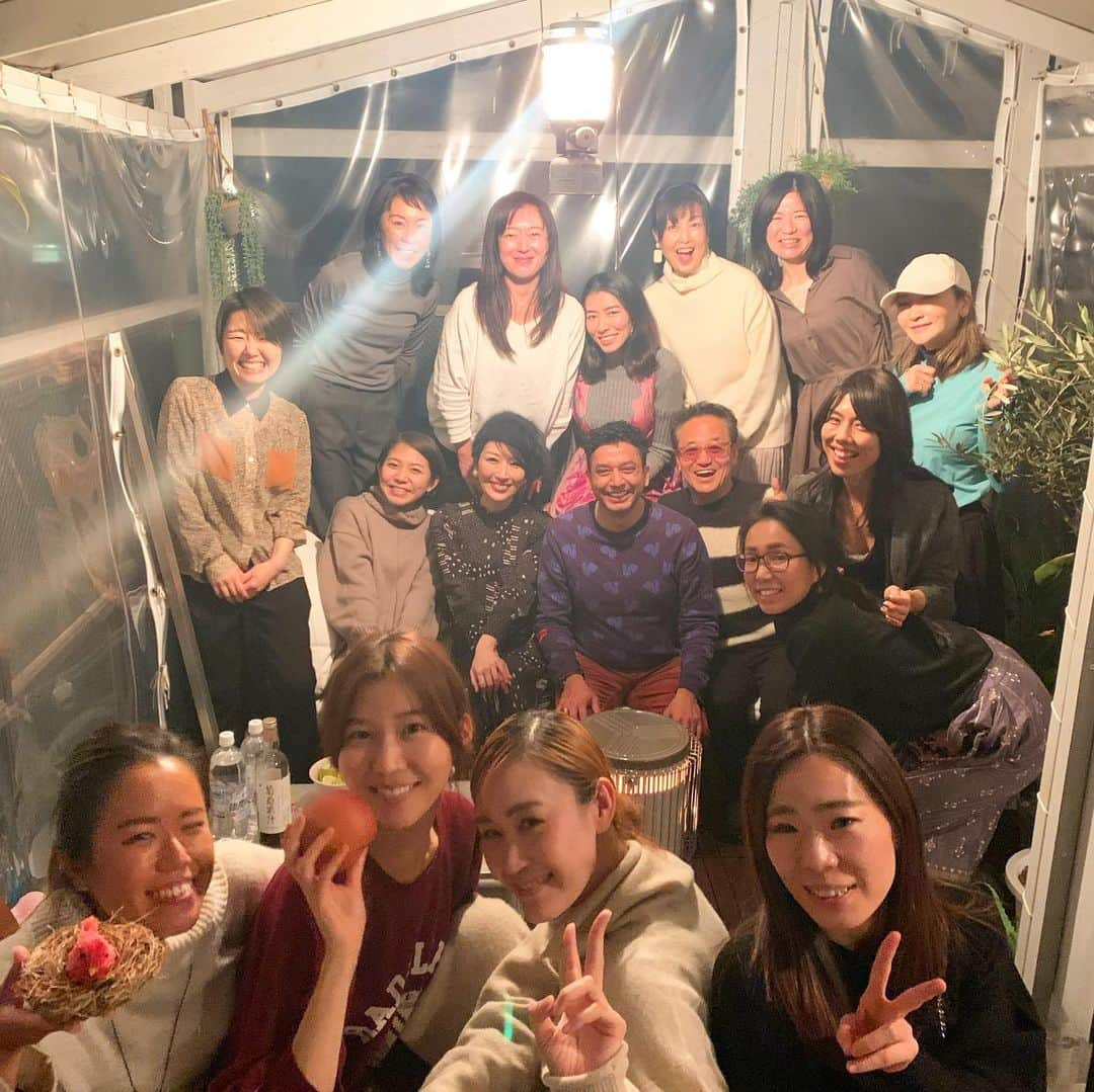 梅野舞さんのインスタグラム写真 - (梅野舞Instagram)「先日、 @suwaru_meditation 忘年会  お料理は健康的で美味しく元気になるアーユルヴェーダ料理🍽  瞑想コーチ🧘‍♀️の皆さんや 関係者の方々と過ごす時間は実りある楽しい時間に♬  2020年大変お世話になりました！  今月も行われているインターミディエイトで、サポートコーチ努めます✨✨  来年はもっともっと多くの方にニーマルメソッドをシェアし、ガイドできるよう頑張っていきたいと思います！  ※分散してお話しをし、 集合写真の時のみ集まりました！  #忘年会#suwaru#瞑想#瞑想コーチ#ニーマルメソッド#meditation #アーユルヴェーダ #アーユルヴェーダ料理#健康#health#心と体が喜ぶ料理  #instagram#instagood#instagramjapan #instafood」12月13日 22時32分 - mai.umeno