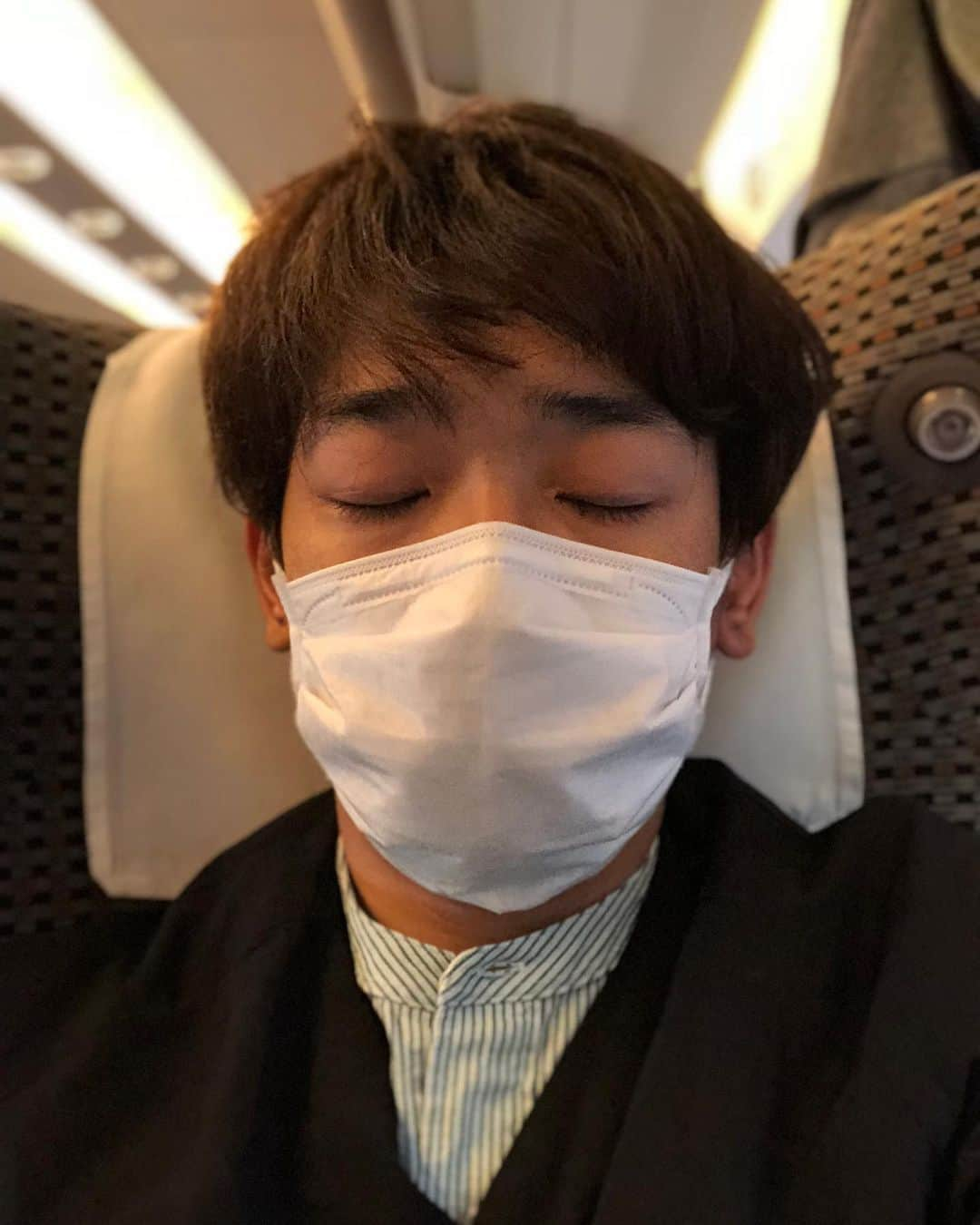 鰻和弘さんのインスタグラム写真 - (鰻和弘Instagram)「【新幹線】  束の間の休息。 大阪東京間、2時間ちょい。 のぞみ。揺れも少なく心地良い眠 り。  #全然違います #嘘つきました #これは目をつむってるだけ #目をつむって新幹線の速さを感じてるだけ #実はこれよくやります #新幹線285キロ #まず目をつむり #下の線路を想像する #集中 #新幹線の下が見えてくる #こんなに速く進んでるんやと想像できる #速過ぎてゾクっとなる瞬間がある #これがたまらなく好きです #スピード狂かもです」12月13日 22時33分 - unaginigaoe