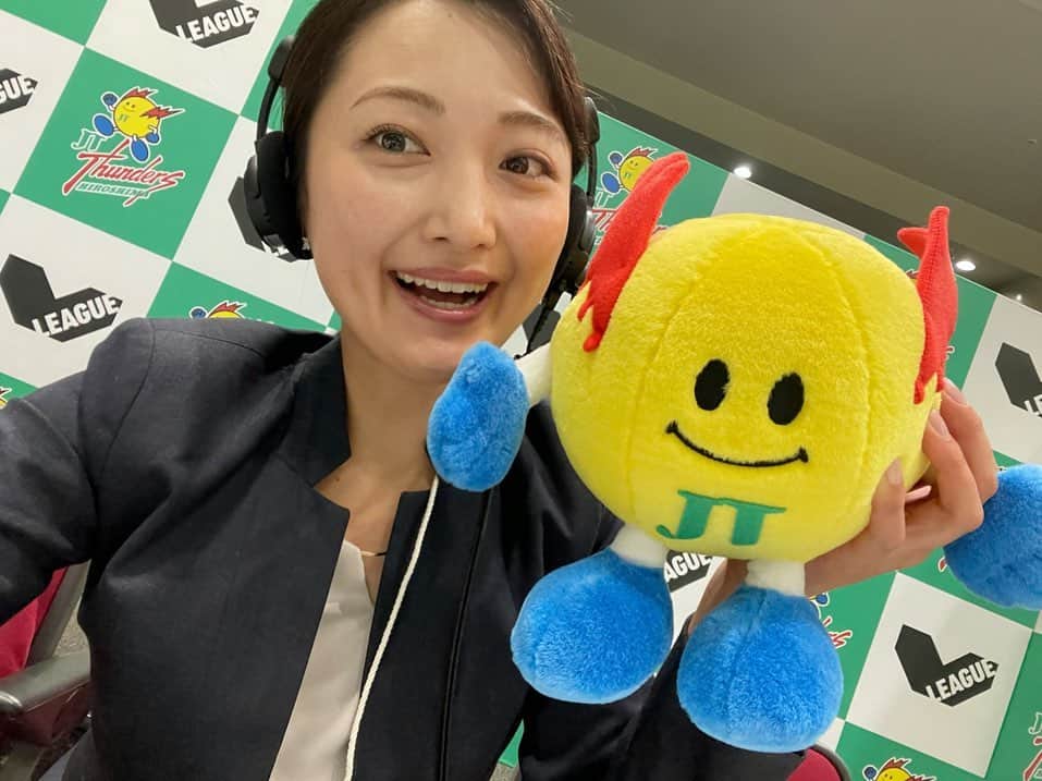 西口真央のインスタグラム：「12/6(日) 男子バレーボール　V.LEAGUE  JTサンダーズ広島vsパナソニックパンサーズ 人生初のサブアナウンサー😳 緊張しっ放しの時間でした、、！  ♯大好き　な ♯スポーツ ♯スポーツがある日常　🥺 ♯スポーツ王国 ♯広島 ♯自撮り失礼します」