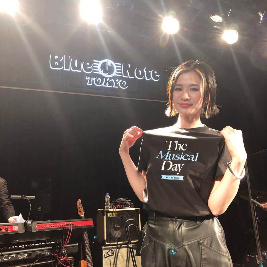のインスタグラム：「#TheMusicalDay ご視聴頂いた皆様ありがとうございました！ お互い顔を合わせる事ができなくても、音楽を通して心と心が繋がるようにと行われた配信ミュージカルフェス。  お会いした事もなかった私をどこで見て下さったのか、、、 企画発案の上山竜治さんから突然のご連絡頂き出演することになりました。 ミュージカル界のスターの皆様と素晴らしい音楽監督とバンドメンバーの元沢山歌わせて頂き、心がホクホクです💓 ご視聴頂いた皆様の心もホクホクでありますように🙏🏻💓  #井上芳雄 #大原櫻子 #尾上松也 #海宝直人 #上山竜治 #西川大貴 #平原綾香 #宮澤エマ #吉原光夫 #ROLLY  サポートヴォーカルチーム♡ #伊藤広祥 #塚本直 #真瀬はるか   #ミュージカルを楽しもう #TMD #hearttoheart  #bluenotetokyo  #やはり熱い想いと信念は人を動かす #個人的にRollyさんの世界観とメッセージは胸熱」