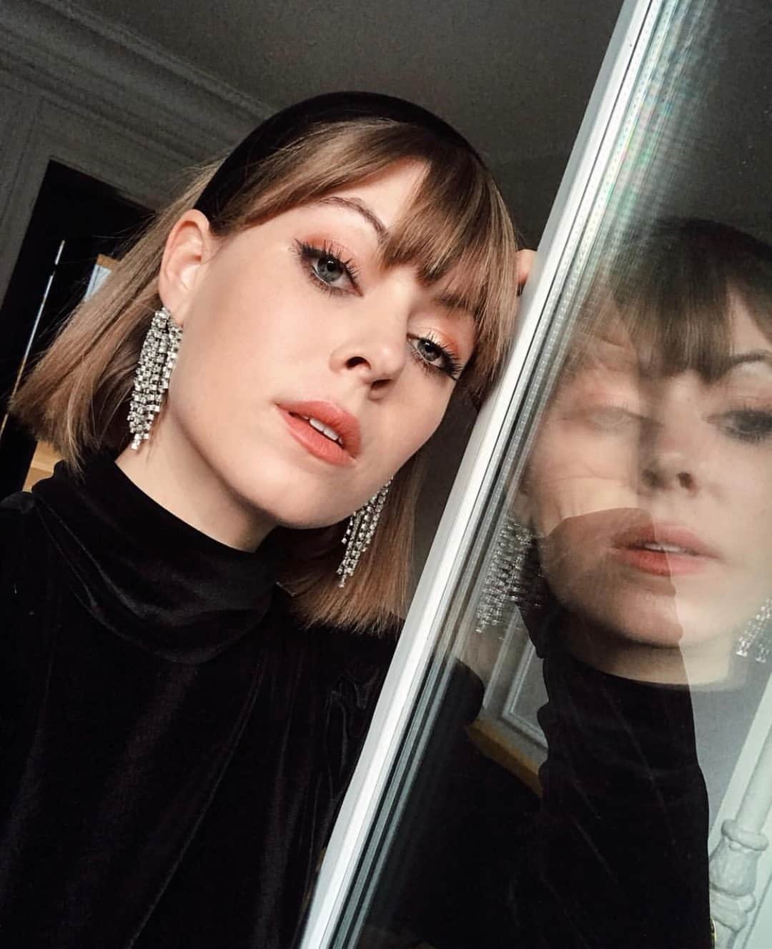ダニジョーのインスタグラム：「At-home holiday ready @jennycipoletti 💫 Shop jewelry and get 20% off with code HOLLYJOLLY 🛒〰️」