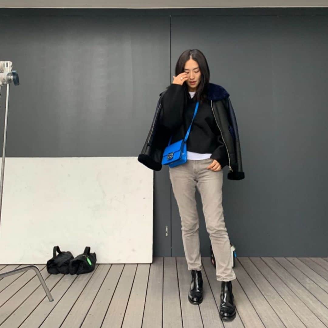 亀恭子のインスタグラム：「週末の撮影時。  海辺のハウススタジオだったので、 防寒にムートンのショートジャケットを。  部分的にダークブルーになってる配色が実に可愛い。  久しぶりに着たこのジャケット、 4年くらい前のかな… 少し眠っていたけどまたまた復活❤︎  快晴だった土曜日、 スタジオからの青空、気持ち良かった。  美術館に行きたくなるスタジオ^ ^  @newans.official 2021ss 撮影。 春もとっっっても素敵でした。 お楽しみに❤︎  yesterday's… #fashion #ootd #kkstyle #tokyo #kamescloset #jacket #cinoh #knit #toteme #cutandsew #petitbateau #pants #upperhights #bag #fendi #shoes #churchs #winter #december」