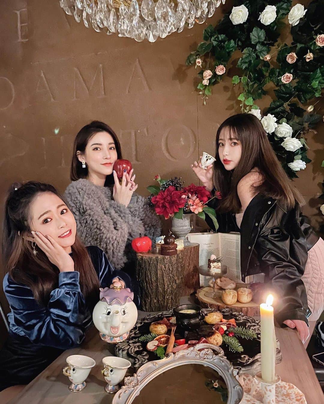 徐薇涵（Wei Han Xu）のインスタグラム：「很適合跟姐妹們聚餐的所在呀 餐酒都有夠夢幻✨💍 尤其餐點很可以耶 韓式料理人蔘雞🐔是招牌 會有專人服務去骨 只要盡情享受大口吃肉大口喝湯就好😍😋 熱紅酒也蠻推薦的 可以兩三個姐妹一起share🍷  #豚食秀」