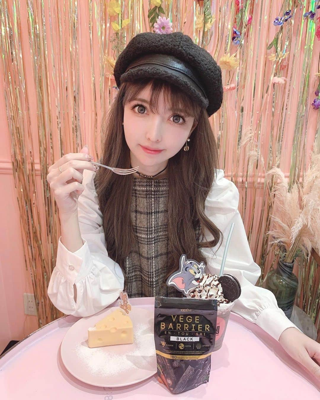 吉川ちかさんのインスタグラム写真 - (吉川ちかInstagram)「こんばんはぁ🥺💓 . クリスマスに向けて、 美味しいスイーツがどんどん  出てくるこの時期🍰 . 甘い物が好きな私は スイーツを食べる事が増えたから 食べる時は #べジバリアブラック を飲んでるよん🙌💕 . #ベジバリアブラック は 塩分、糖分、脂質をバリアしてくれて、炭の力でいらないものを吸着してくれるの〜！ . デトックスを促してくれるしダイエット中の強い味方です😌✨ . それと外食してちょっと 食べすぎたなーって思った次の日の朝には 糖質ゼロの #スリムプロテイン で 置き換えもしたら最強‼️ . 置き換えすれば食べ過ぎてても 調整できるからお気に入り🥺💓 しかも、42種類の野菜、8種類のビタミンが含まれていて、効率良く栄養補給もできるからオススメ🥰 . #ベジバリア塩糖脂ブラック #ベジバリアブラック #ベジバリア #ベジエ #vegie #ベジバリアなら大丈夫 #スリムプロテイン #プロテイン #糖質ゼロ #ダイエット #ダイエット食品  #ダイエットサプリ #PR」12月13日 22時37分 - yoshikawachika_1116