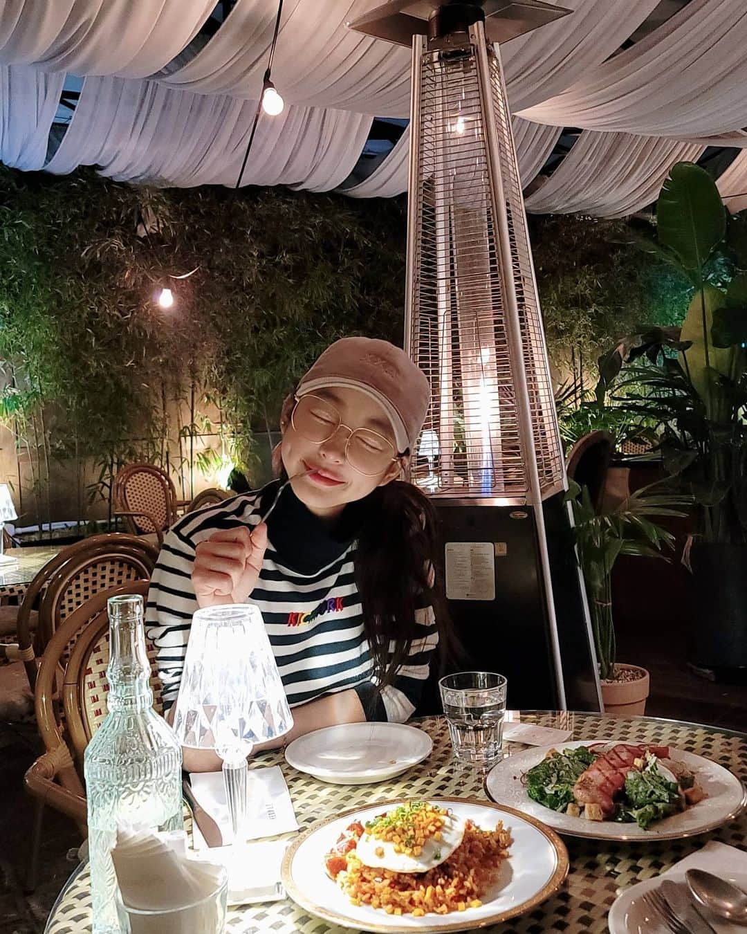 ヘリンのインスタグラム：「@goodgalhanna 랑 데이트한날 (오늘 아니에욥 ) 시간이 벌써 15년을지나 16년이지나서 시간진짜빨라☹😟」