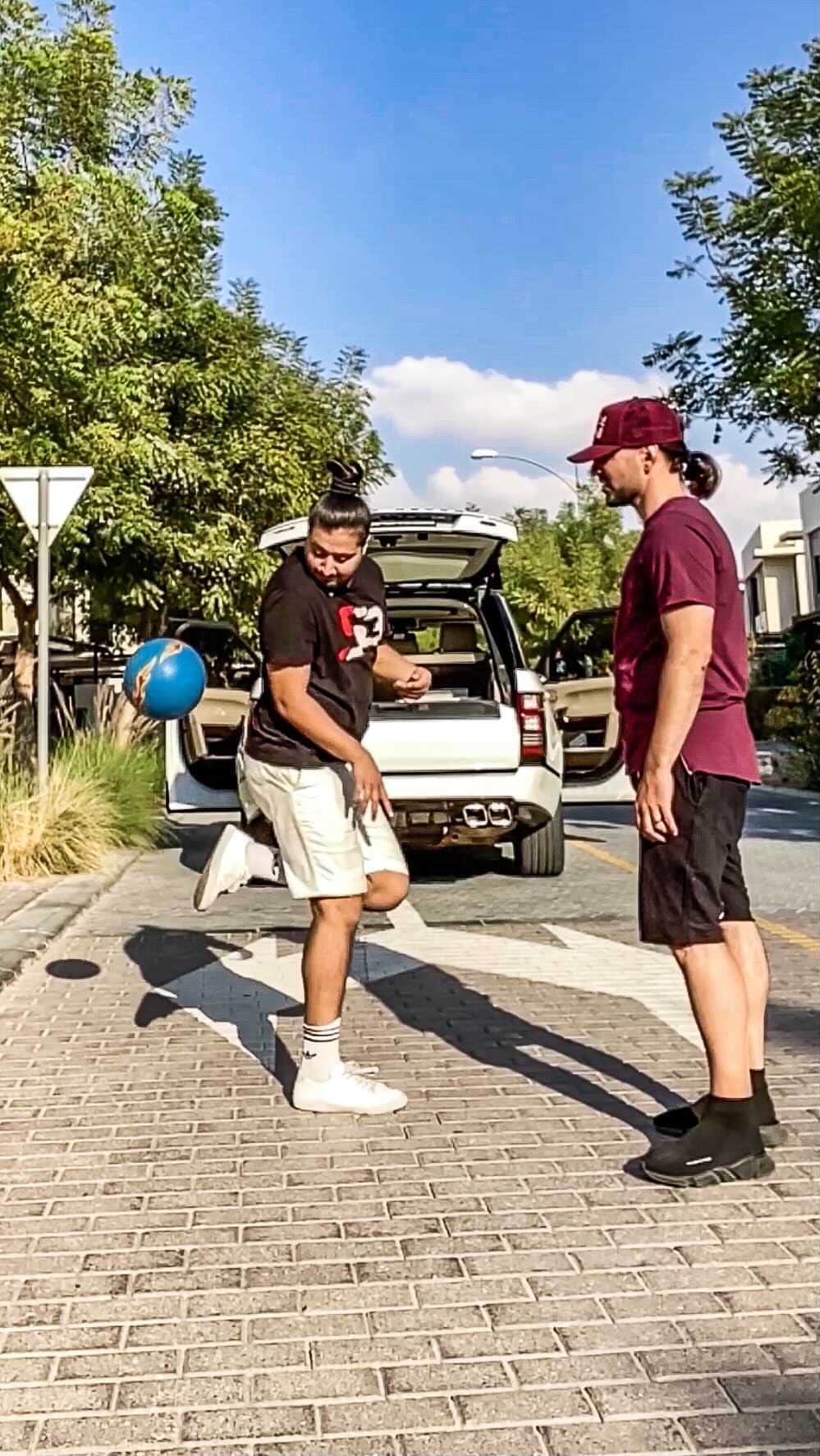 ショーン・ガルニエのインスタグラム：「This is how we do it with my friend @andreasfreestyles3 🔥🔥🔥  #seanfreestyle #urbanball #freestyle #trickshot #skills #football #streetfootball #car #UAE #urbanballer」