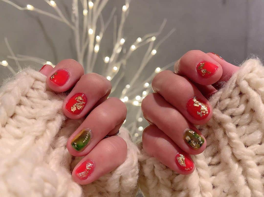 yurikaのインスタグラム：「❤️New nails🎄 * やっとやっとネイルしました💅❤️ クリスマスを意識してシロップネイルで透明感のある感じに仕上げてみた✨ * 両手の薬指はグリーンとイエローのシロップネイルとブラウンでニュアンスな感じにして、視聴者さんに頂いたネイルパーツを使わせて頂きました☺️💕💕 すっごく可愛くてどれ使うかめちゃ迷いました😂✨ たくさん頂いたのでまた今度使わせて頂きますね🧡 ありがとうございます✨✨ * 全体には箔をたくさん散らばせてキラキラに✨ やっぱりネイルすると気分違うなーーーー😍‼︎ちゅるんとしてるの可愛い🤤❤️❤️ * * #newnails #nails #ジェルネイル #ネイル #シロップネイル #クリスマスネイル #セルフネイル #🎄💅❤️」