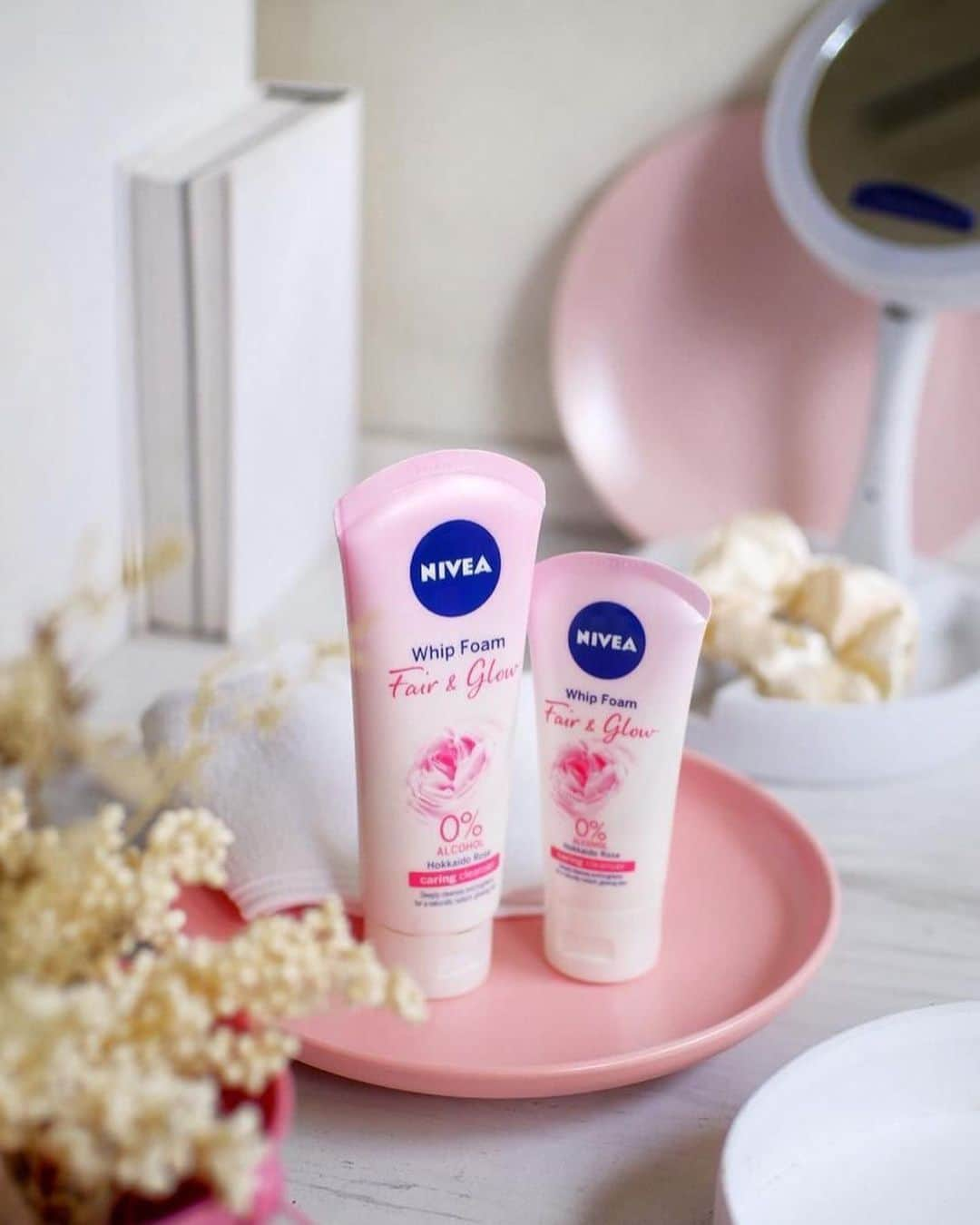 リザ・ソベラーノさんのインスタグラム写真 - (リザ・ソベラーノInstagram)「Feeling more confident even without makeup, thanks to @Nivea_PH 💙  Get that natural glow too with NIVEA Fair & Glow Hokkaido Rose Whip Foam 0% Alcohol! The anti-oxidants from Hokkaido Rose extracts in this foam cleanser have really made wonders for my skin. 🌸   #GlowGetItGirl and make the cleanser switch now, ladies!」12月13日 22時38分 - lizasoberano